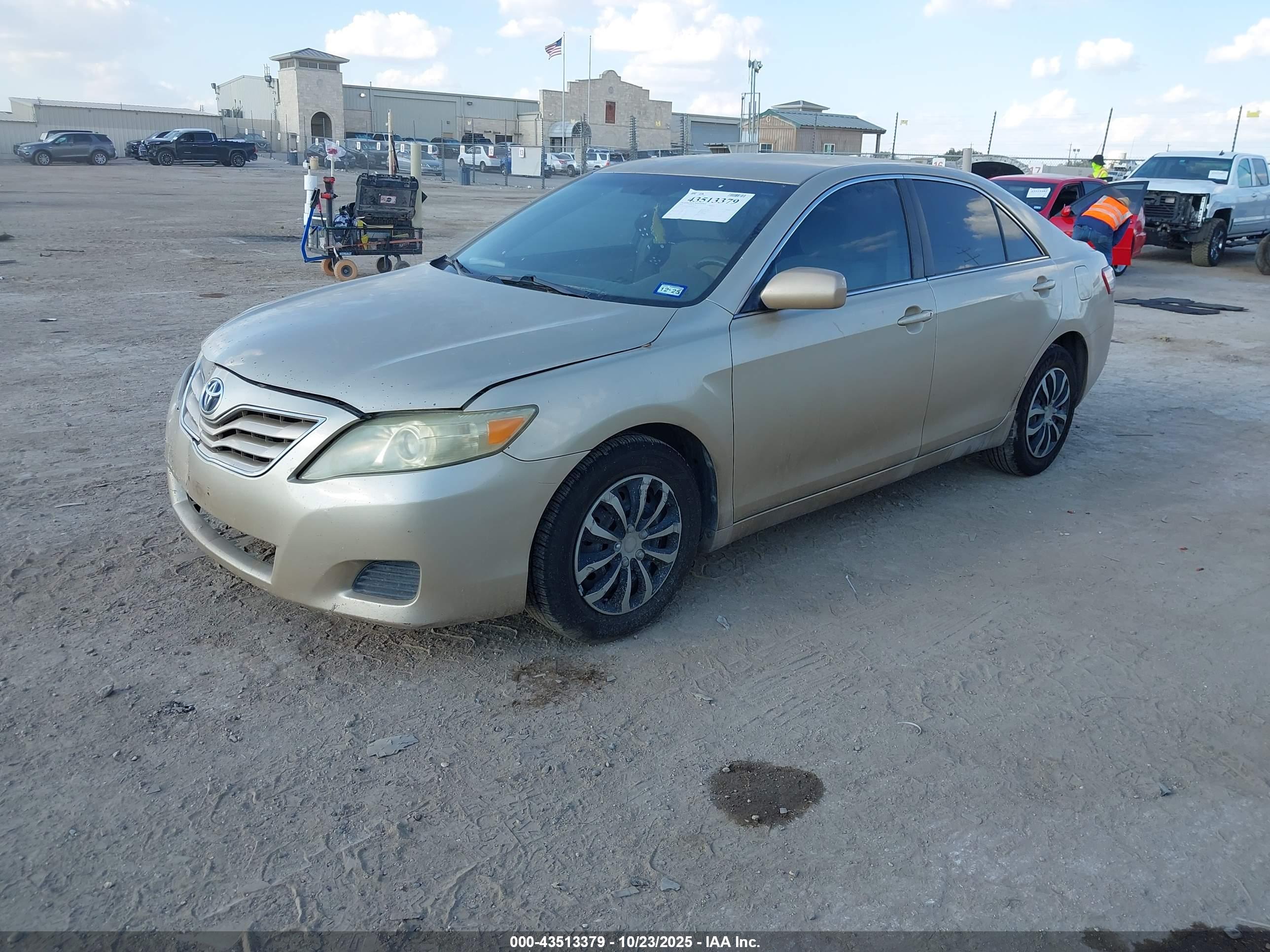 TOYOTA CAMRY image 2