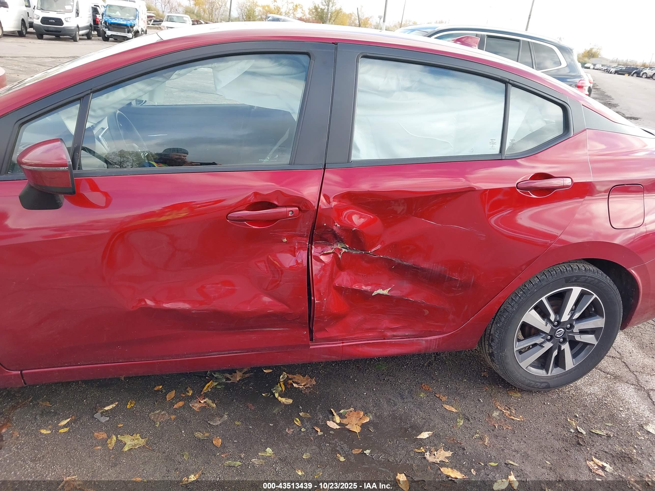 NISSAN VERSA image 6