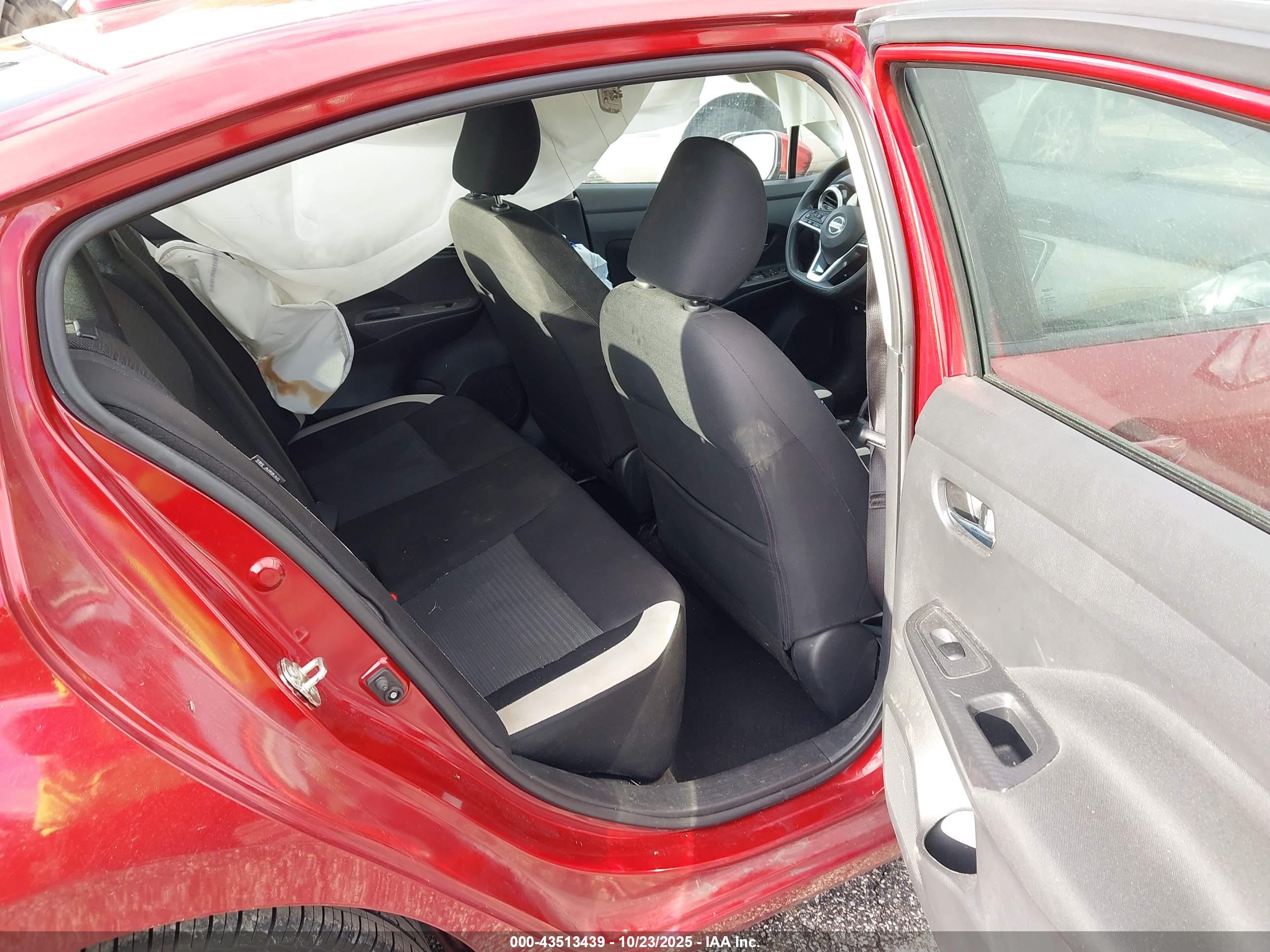 NISSAN VERSA image 8
