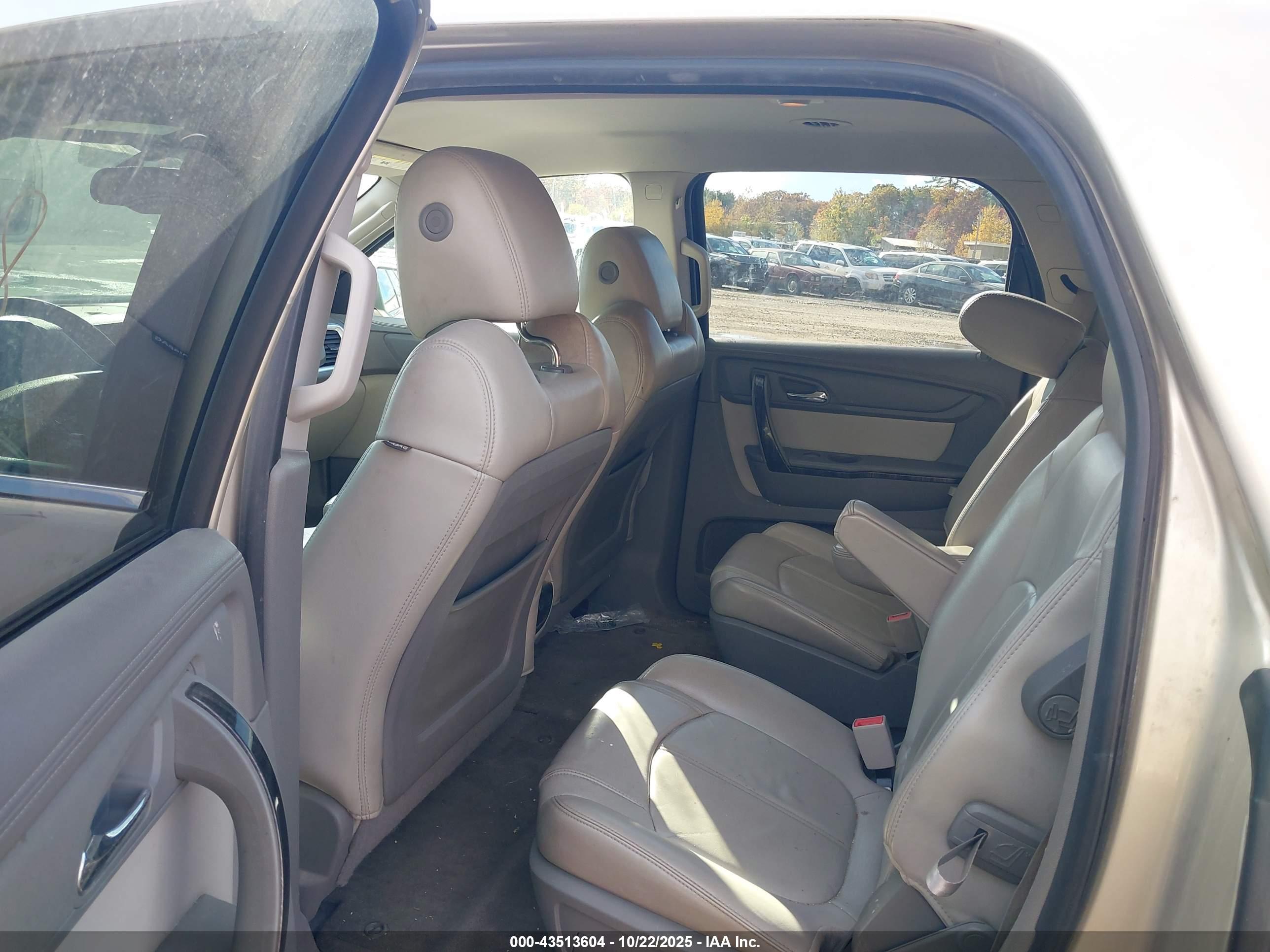 GMC ACADIA image 8