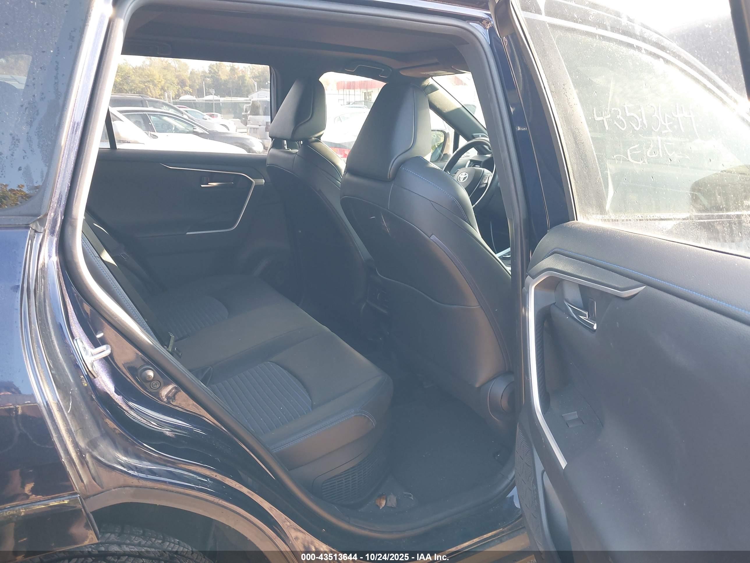TOYOTA RAV4 image 8