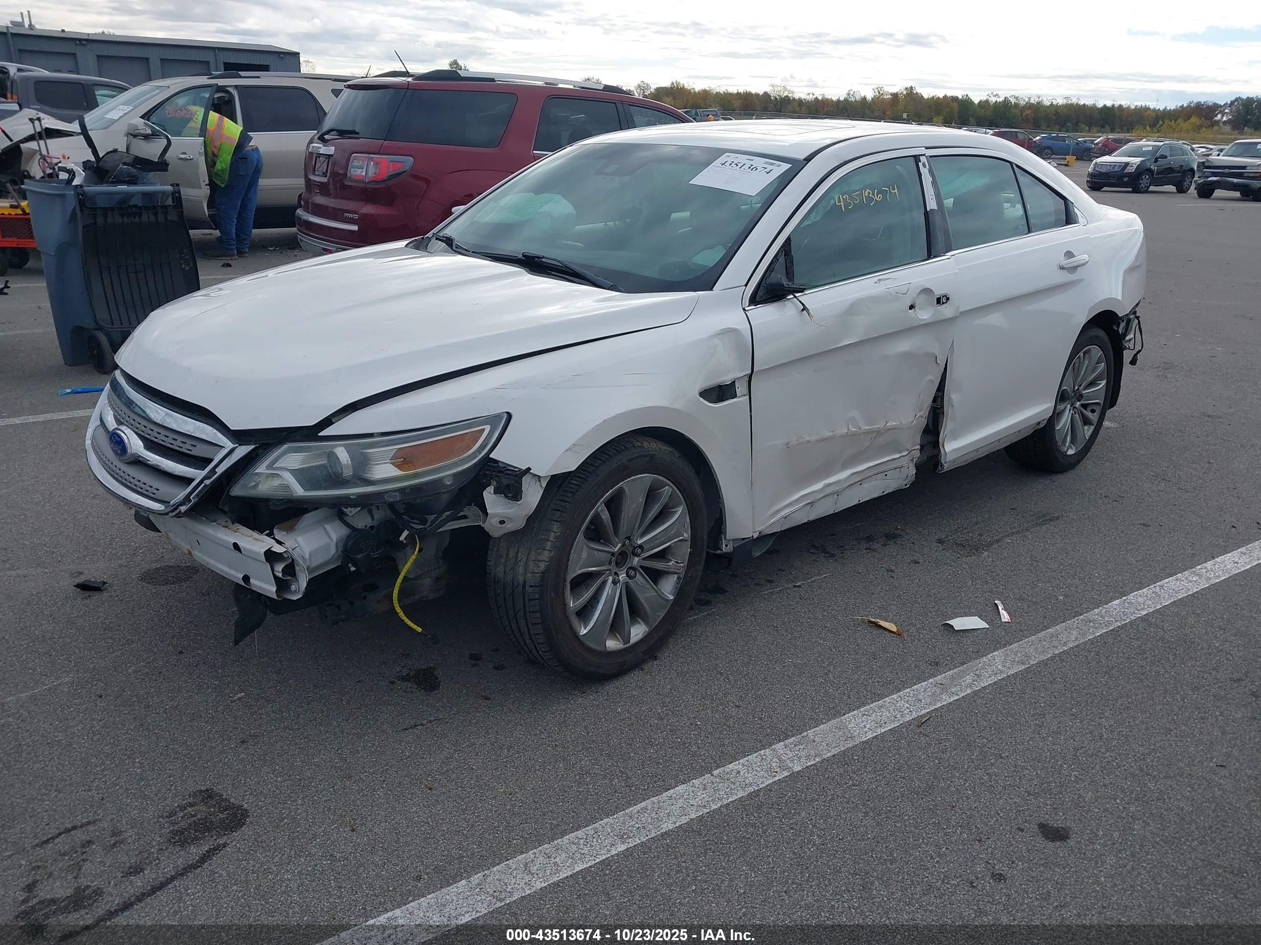 FORD TAURUS image 2