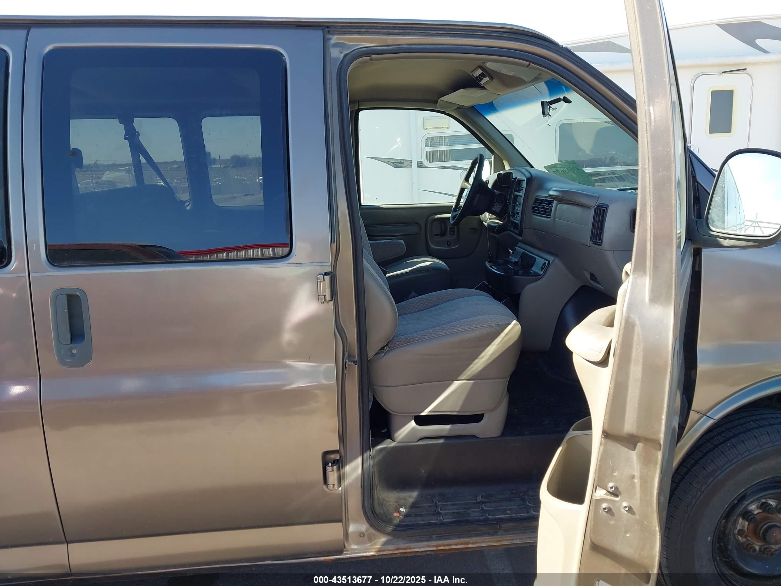 CHEVROLET EXPRESS image 5