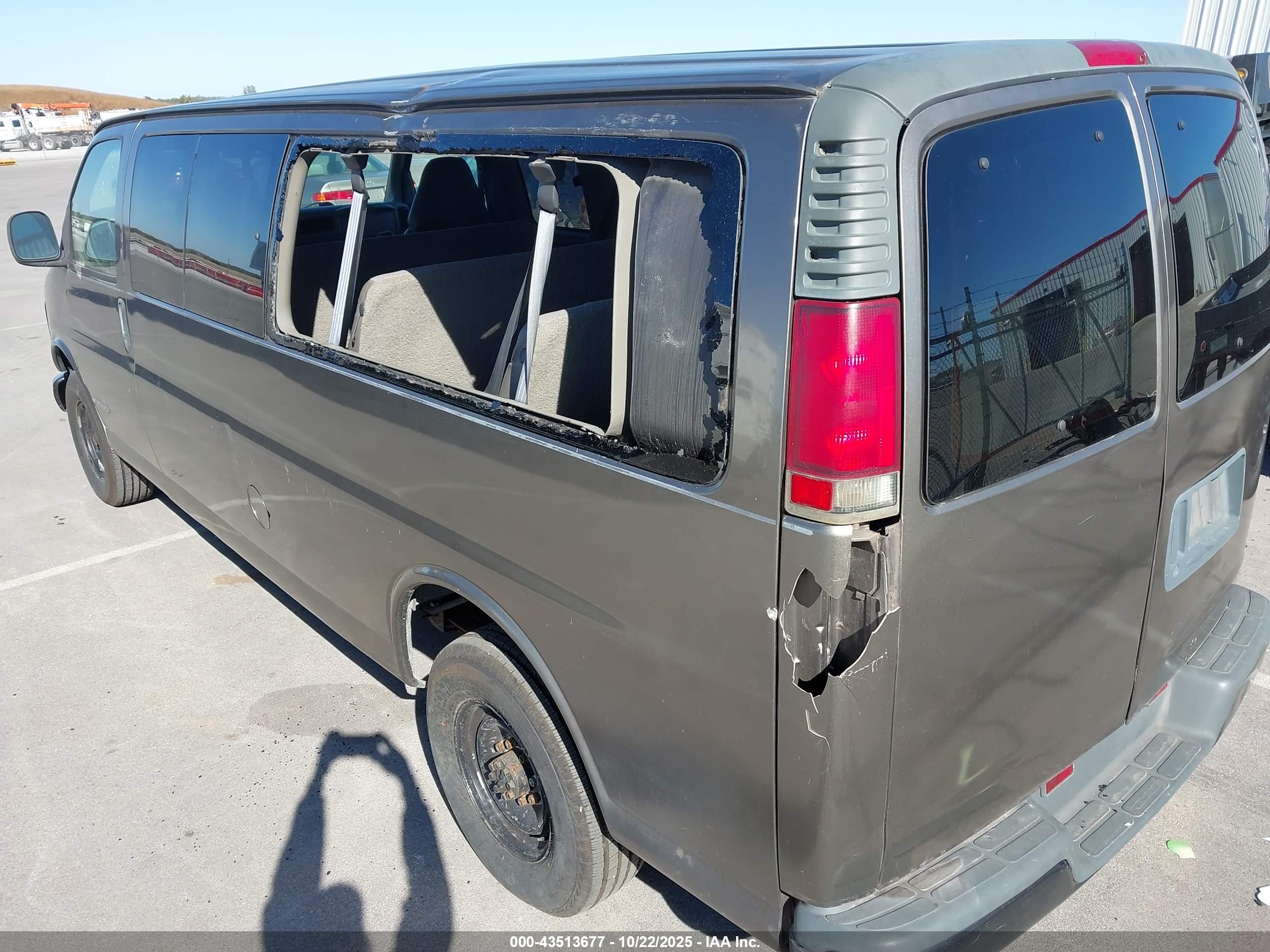 CHEVROLET EXPRESS image 6