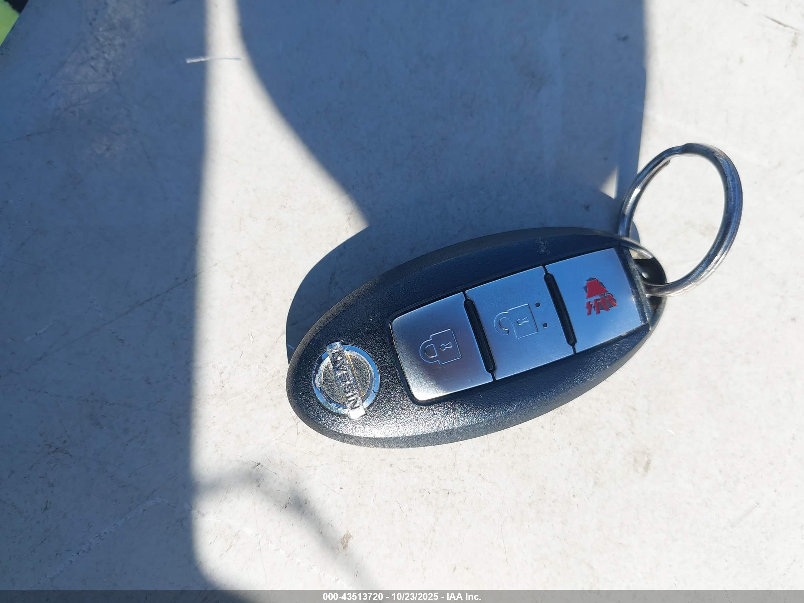 NISSAN LEAF image 11