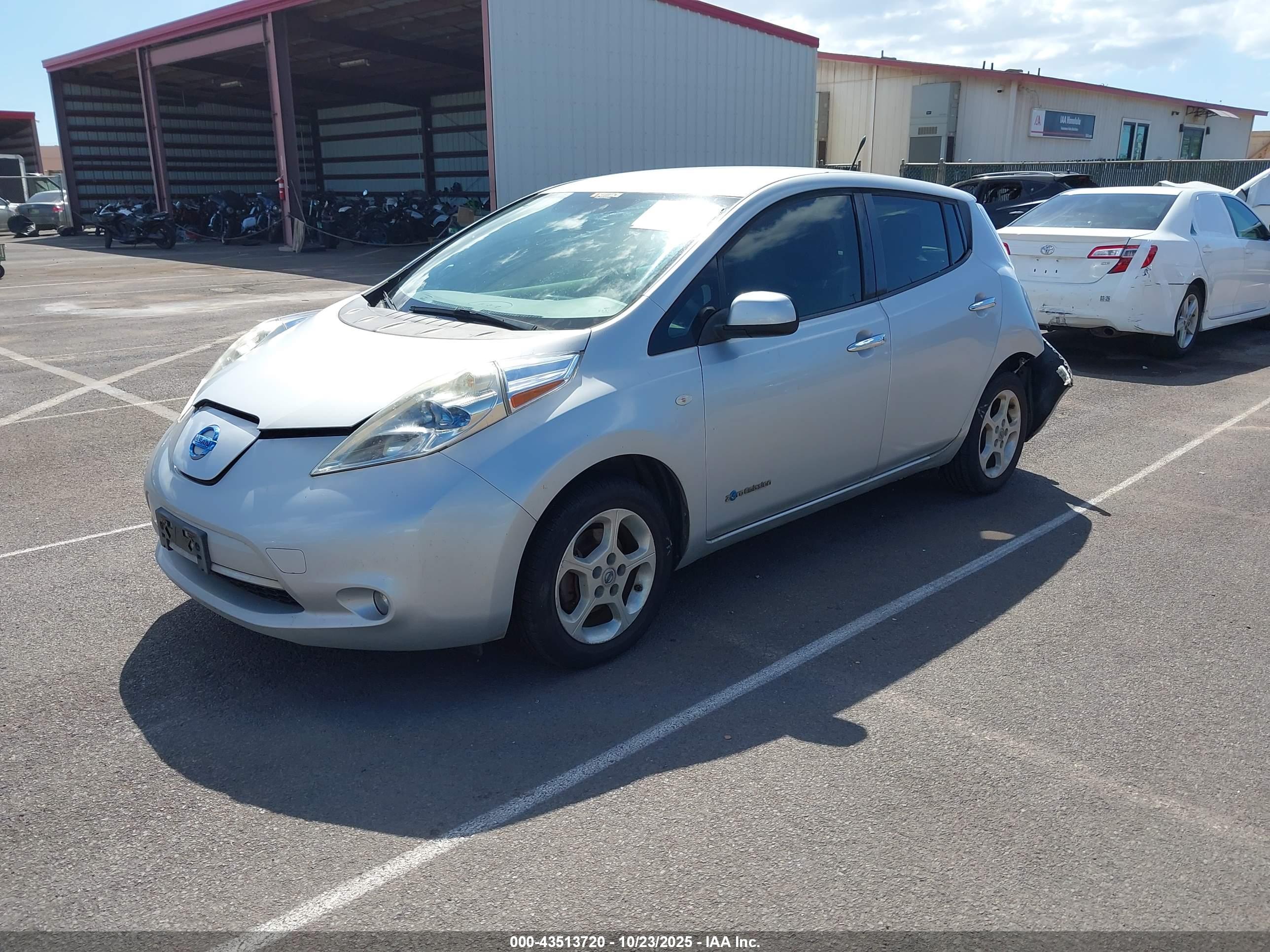 NISSAN LEAF image 2