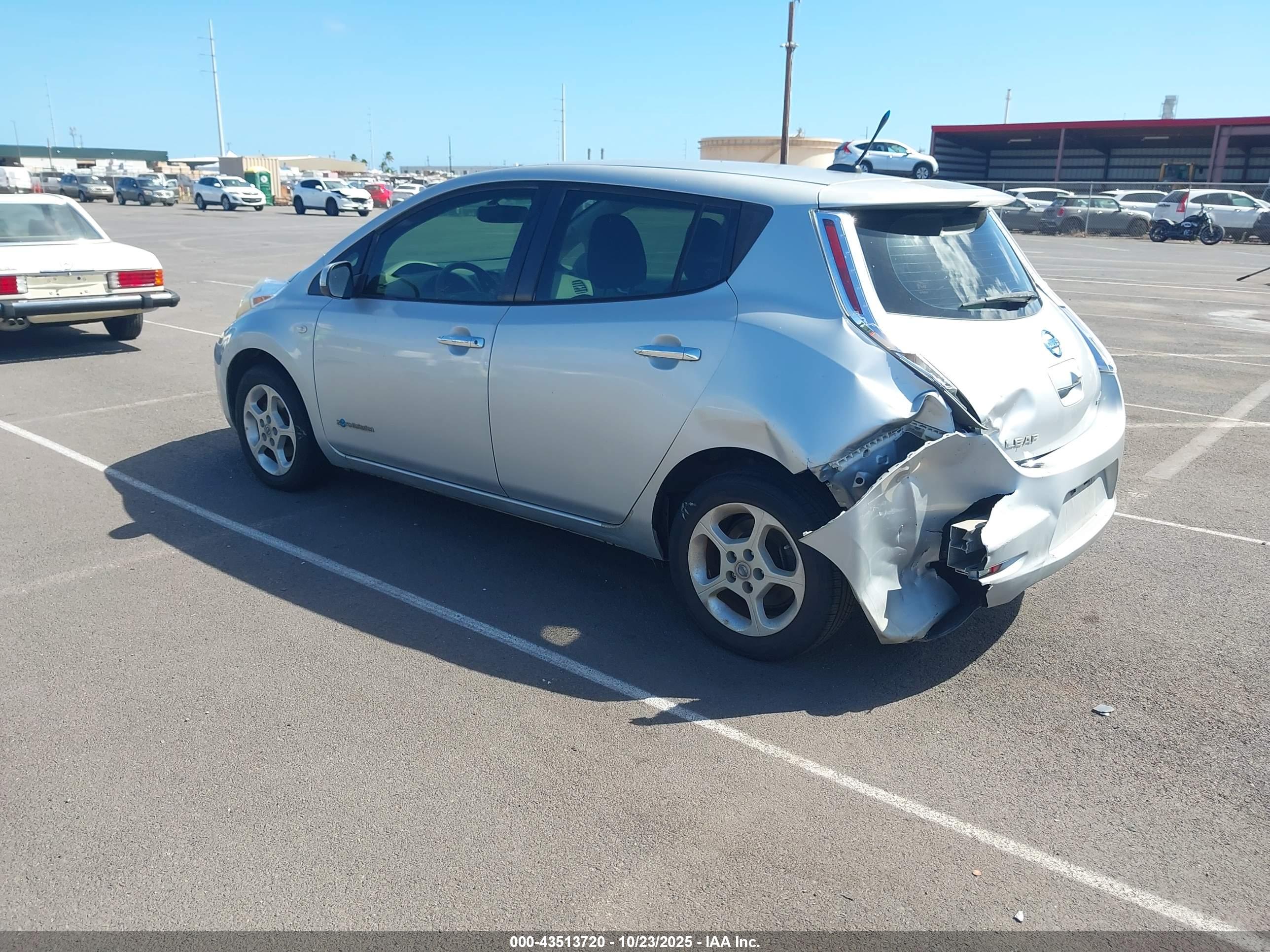 NISSAN LEAF image 3