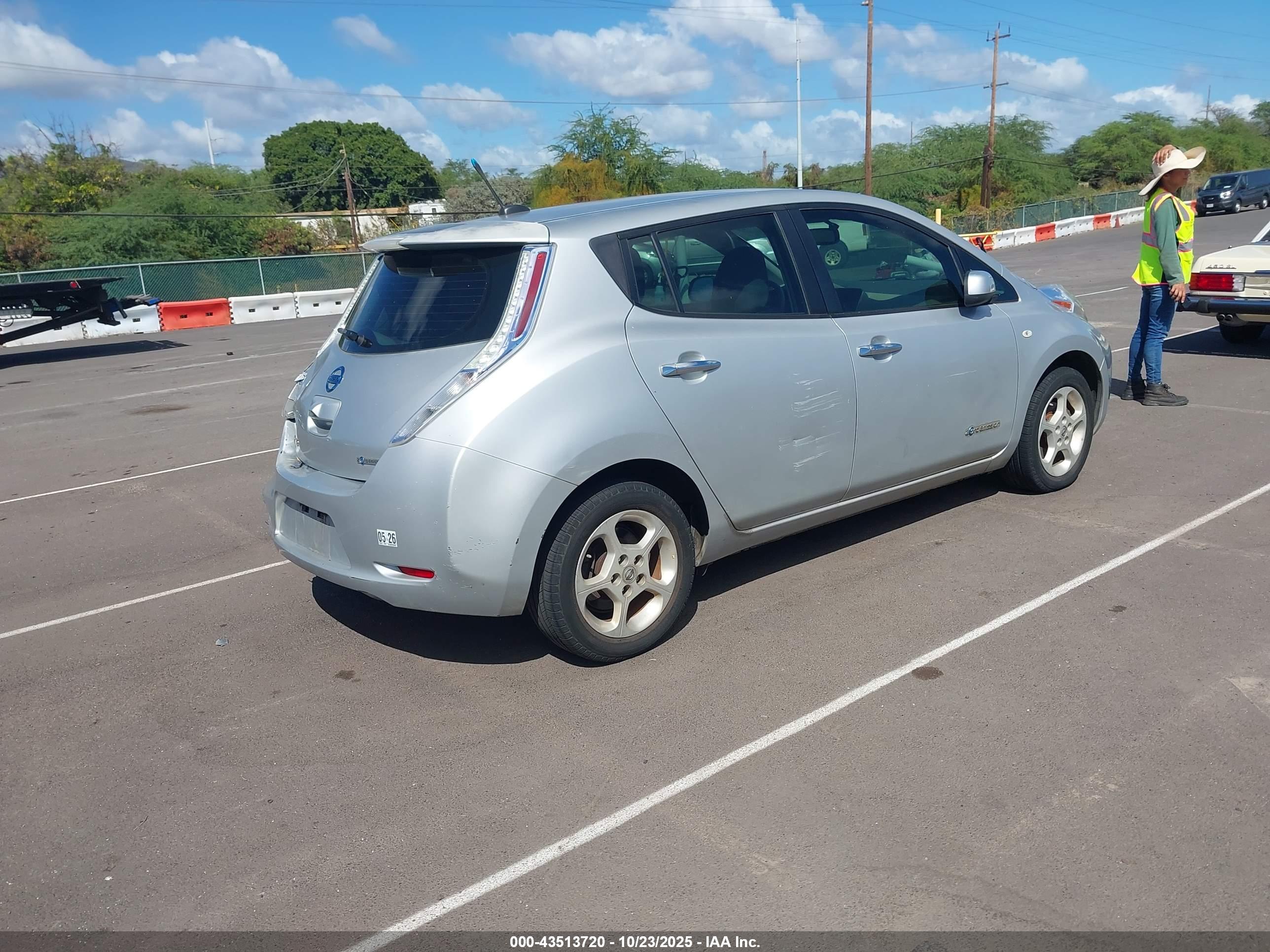 NISSAN LEAF image 4