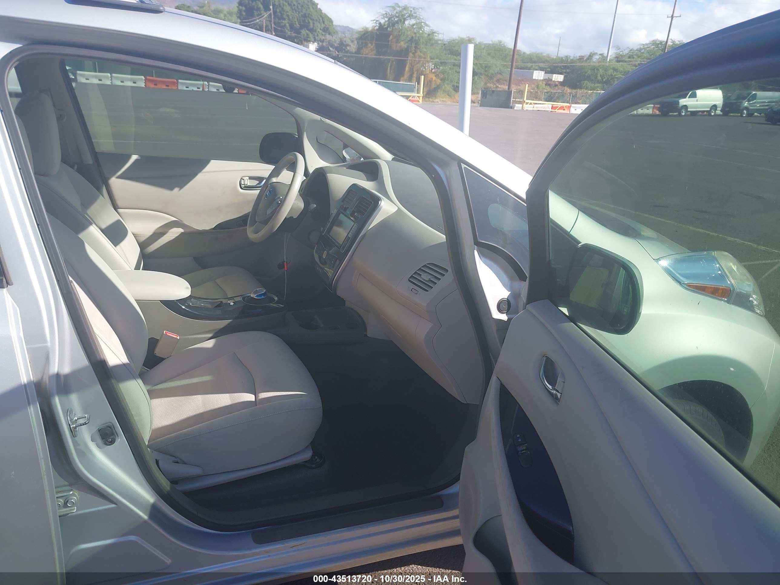 NISSAN LEAF image 5