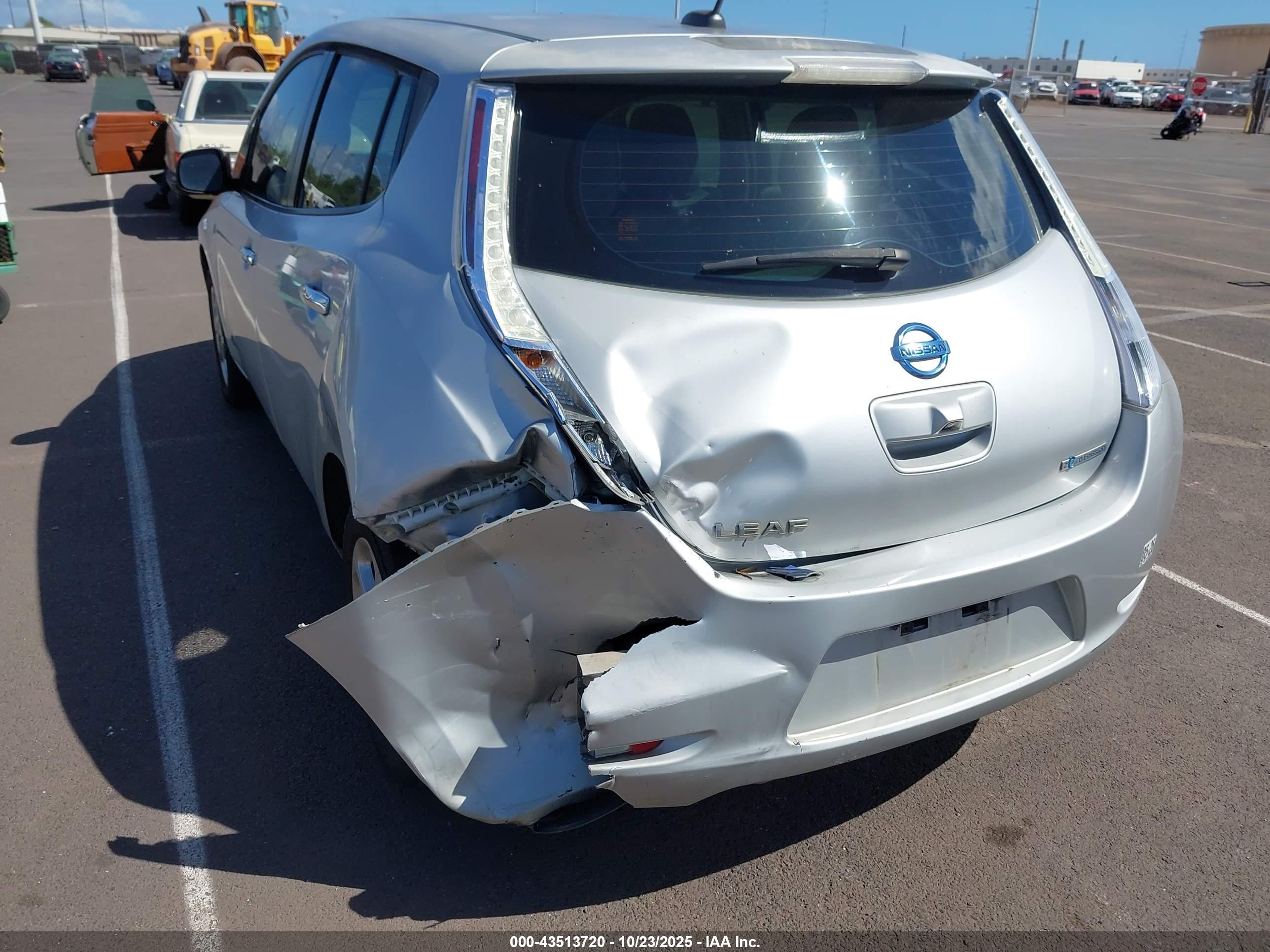 NISSAN LEAF image 6