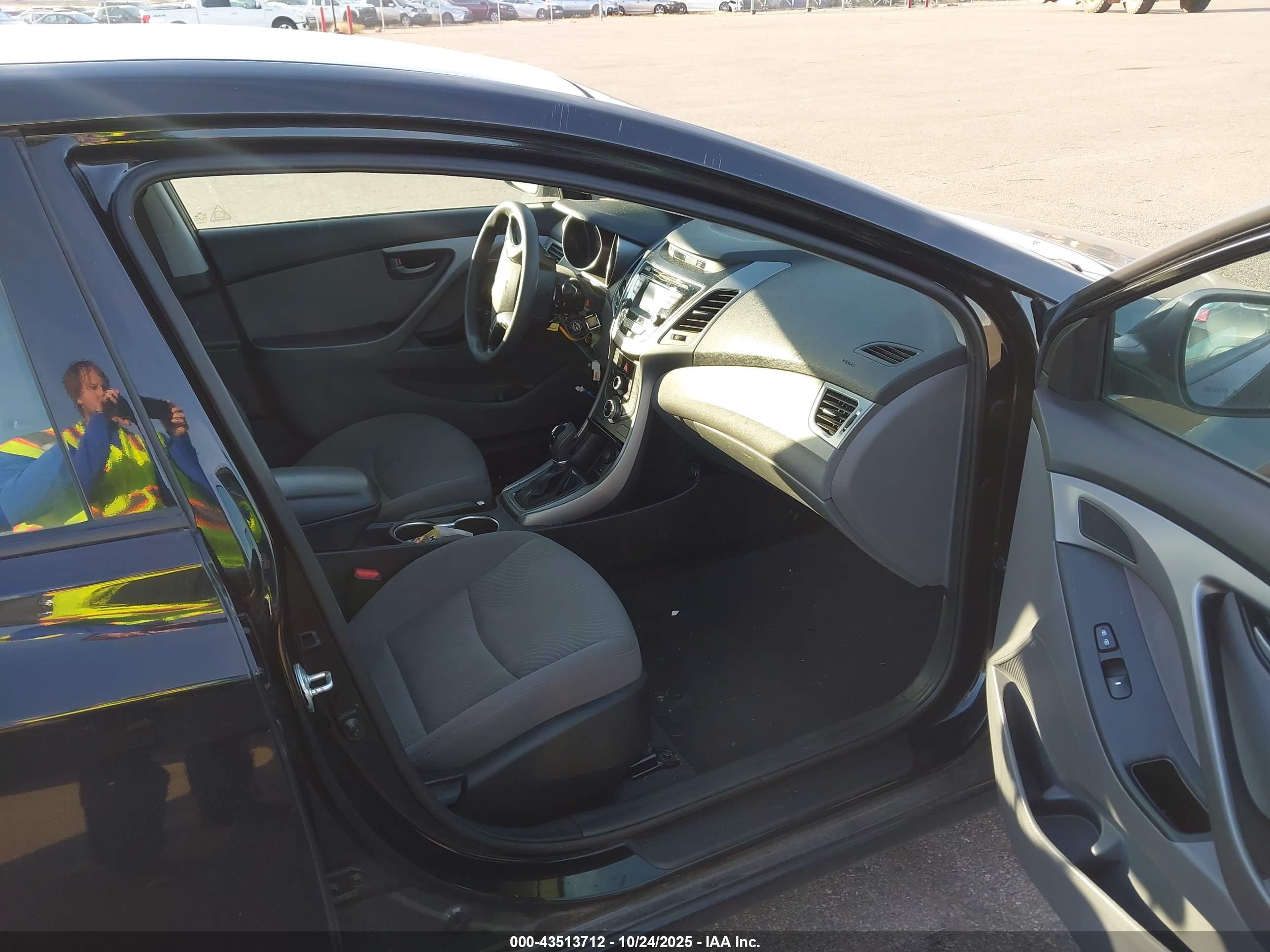 HYUNDAI ELANTRA image 5