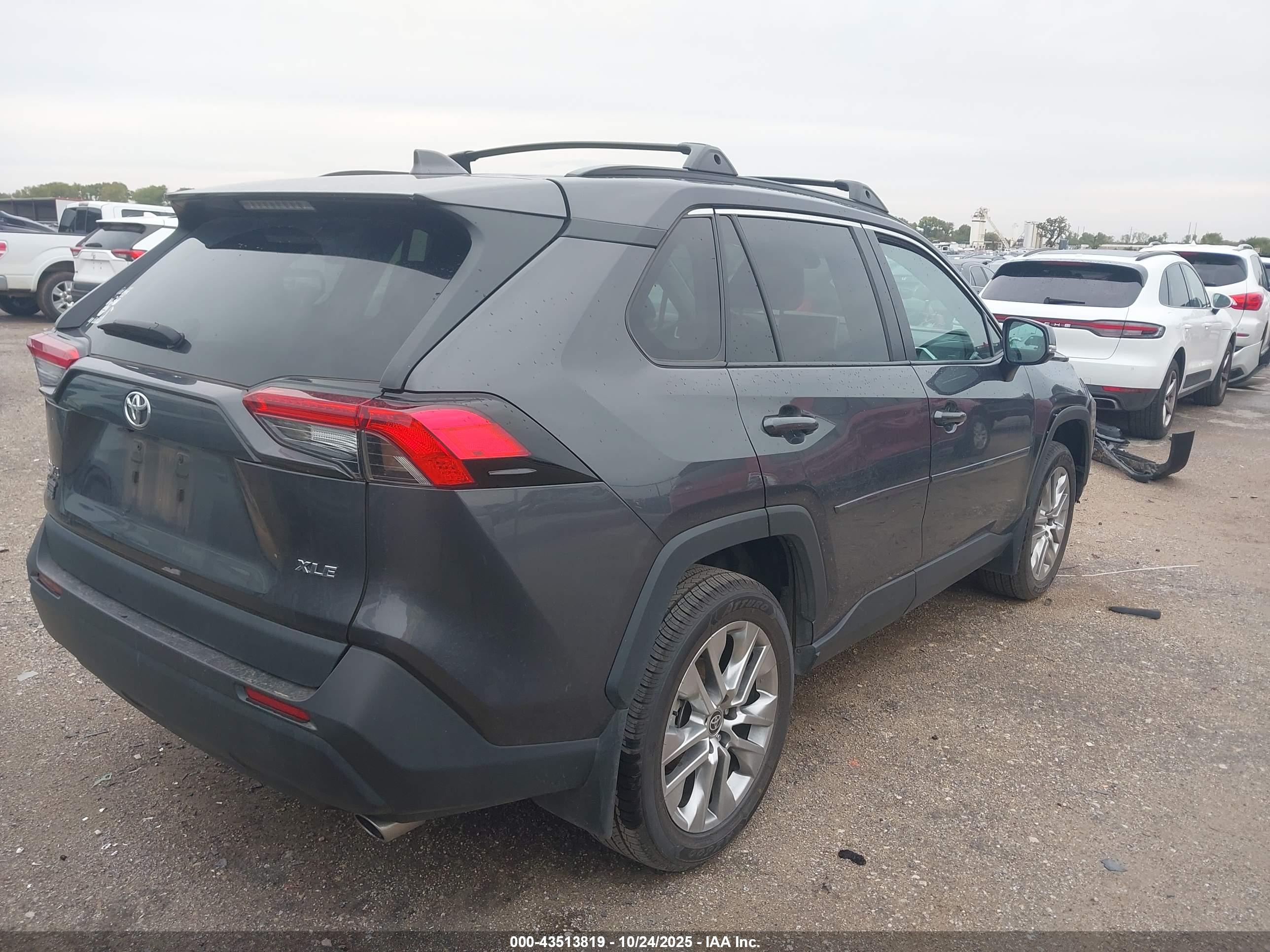 TOYOTA RAV4 image 4