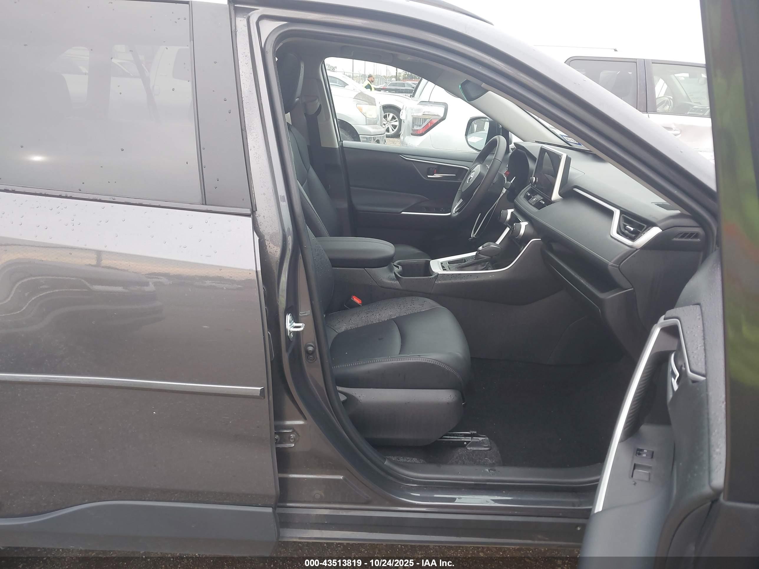 TOYOTA RAV4 image 5