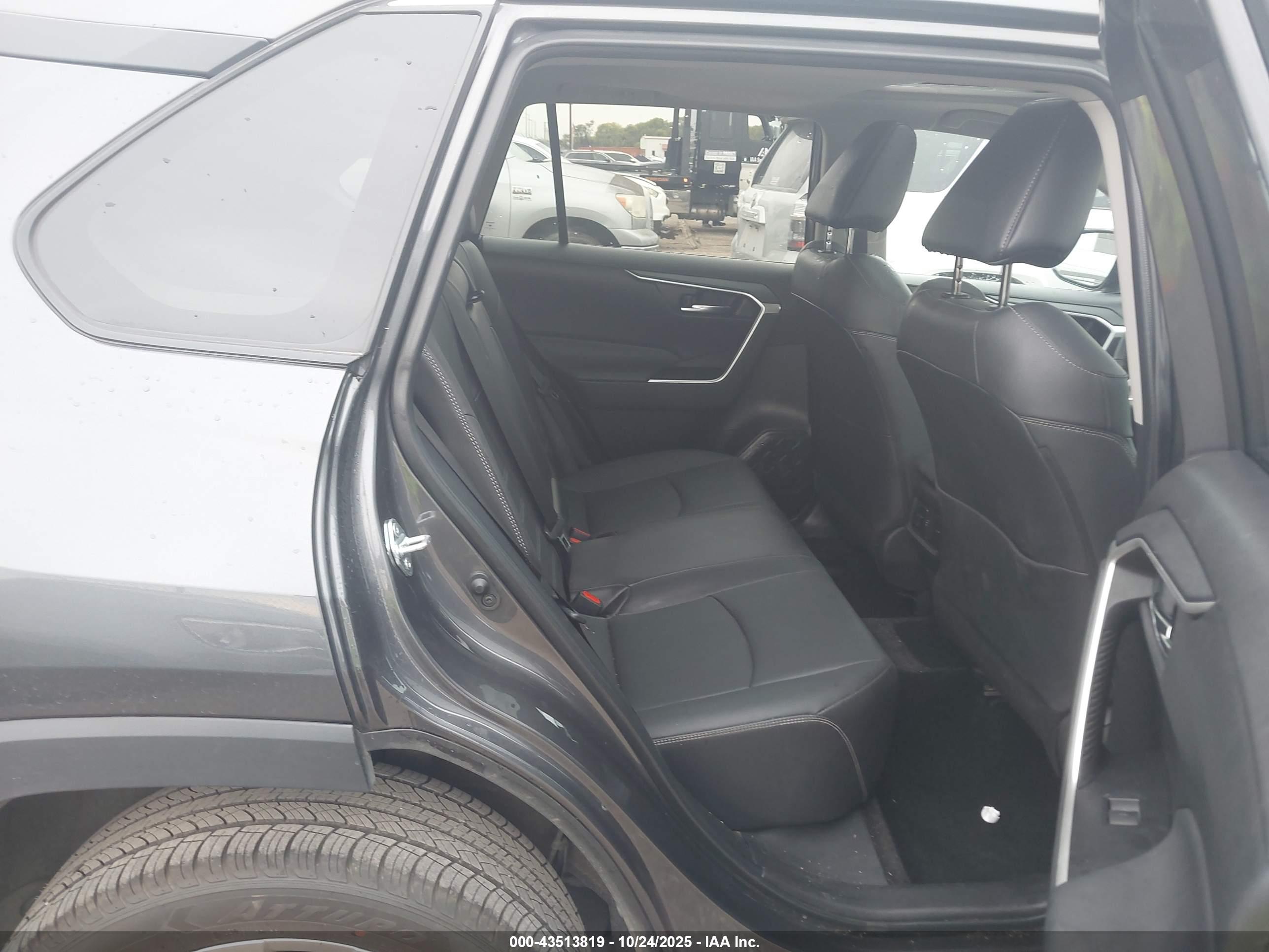 TOYOTA RAV4 image 8