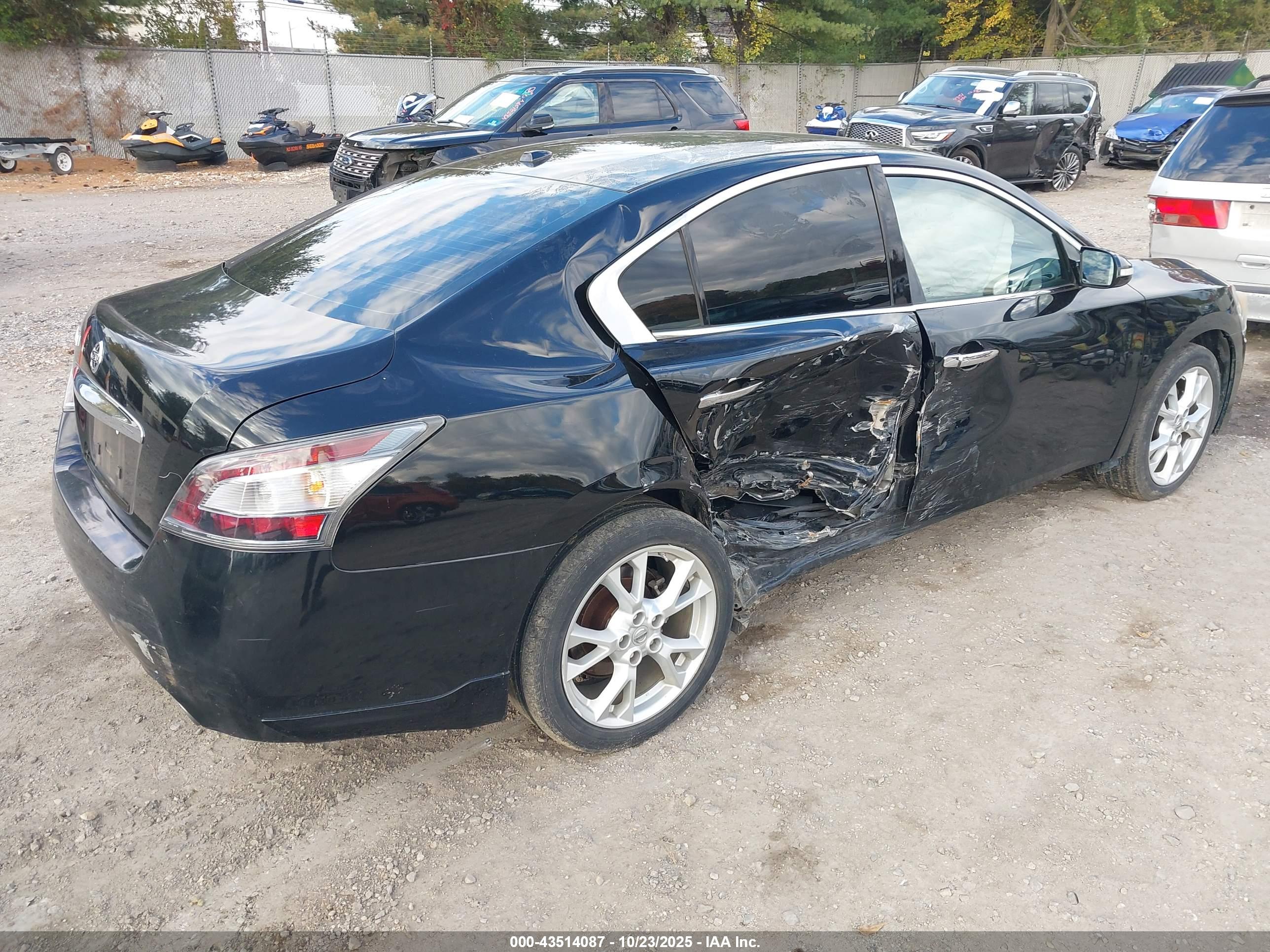 NISSAN MAXIMA image 4