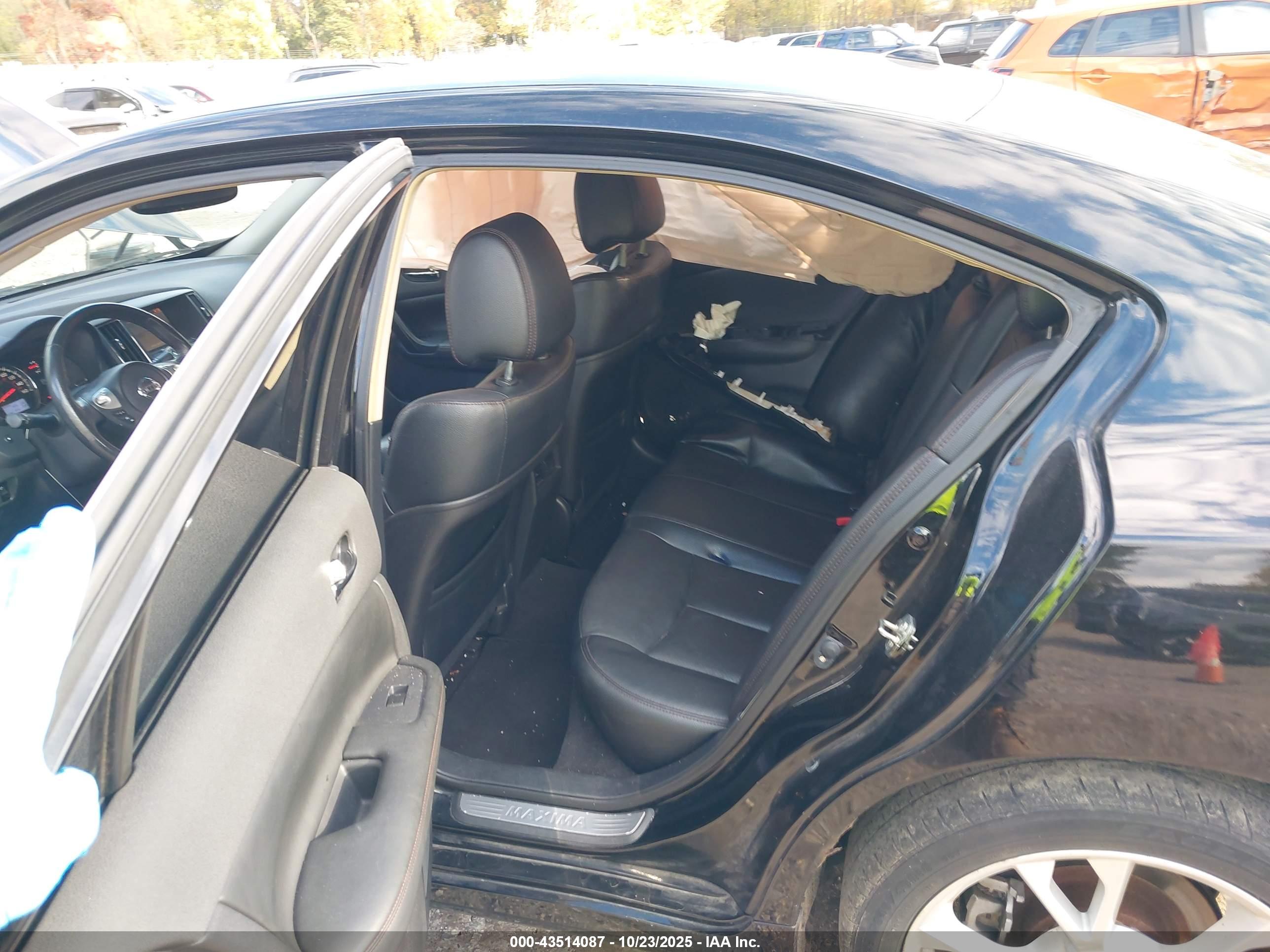 NISSAN MAXIMA image 8