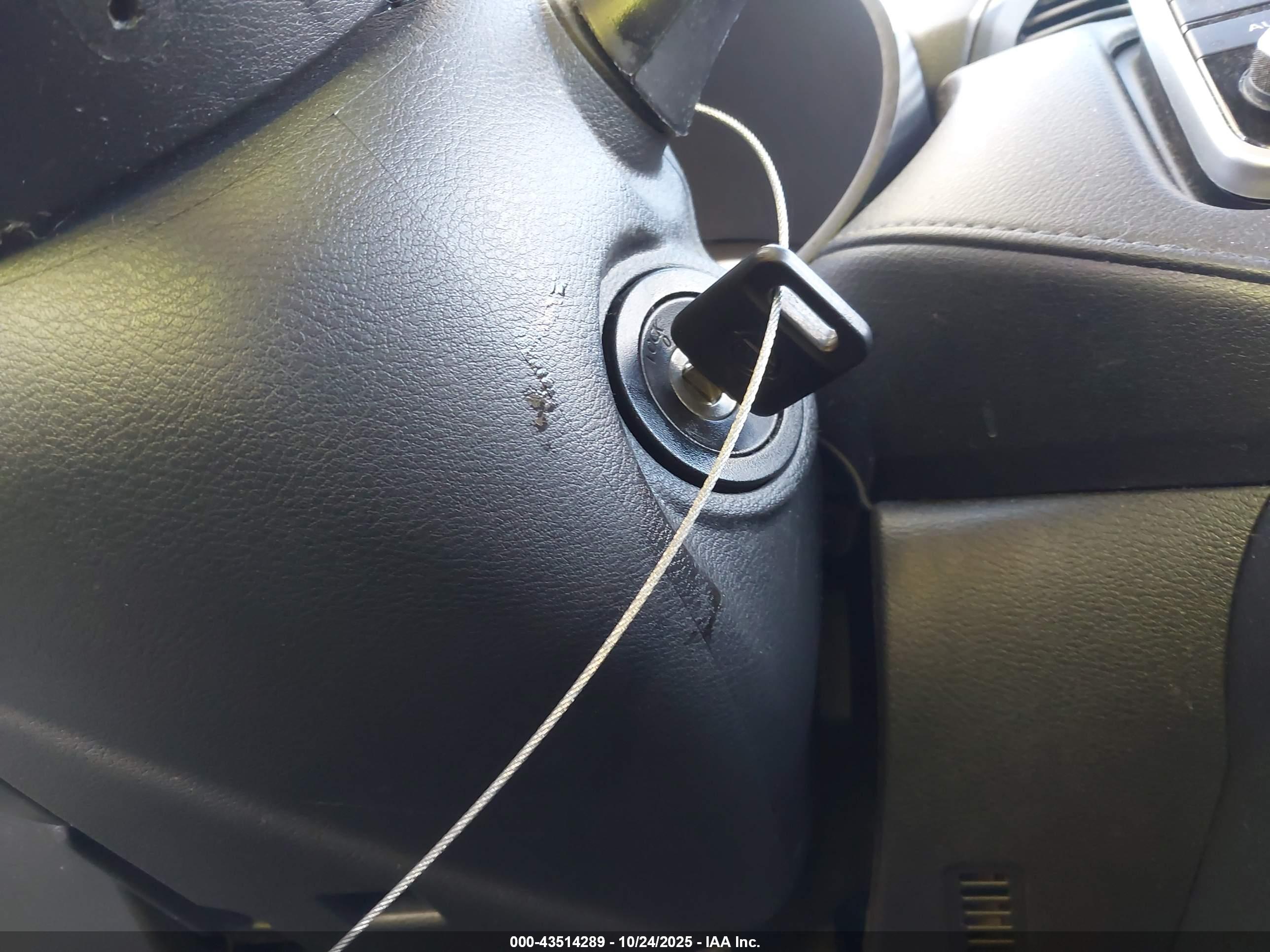 NISSAN VERSA image 11