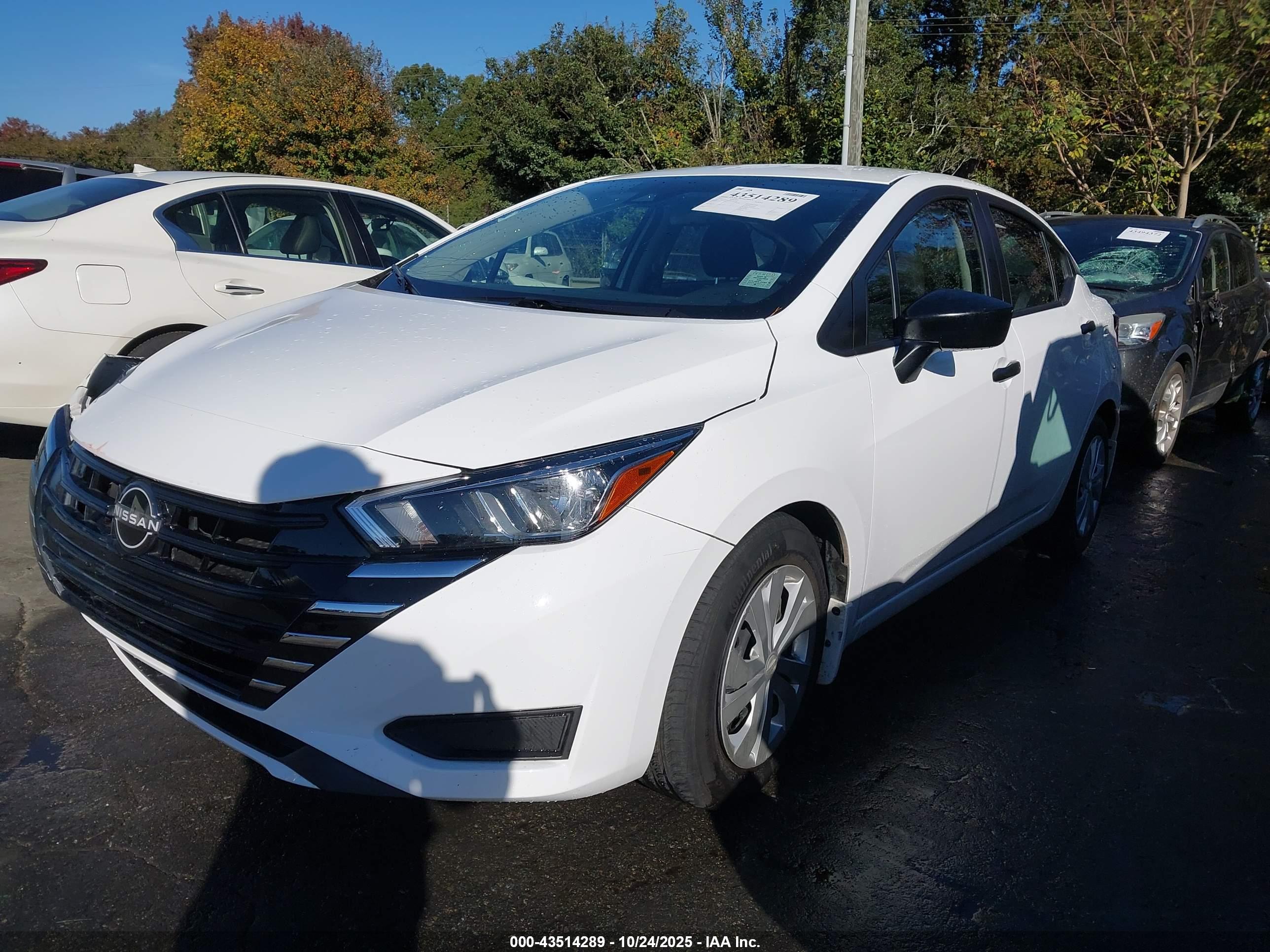 NISSAN VERSA image 2
