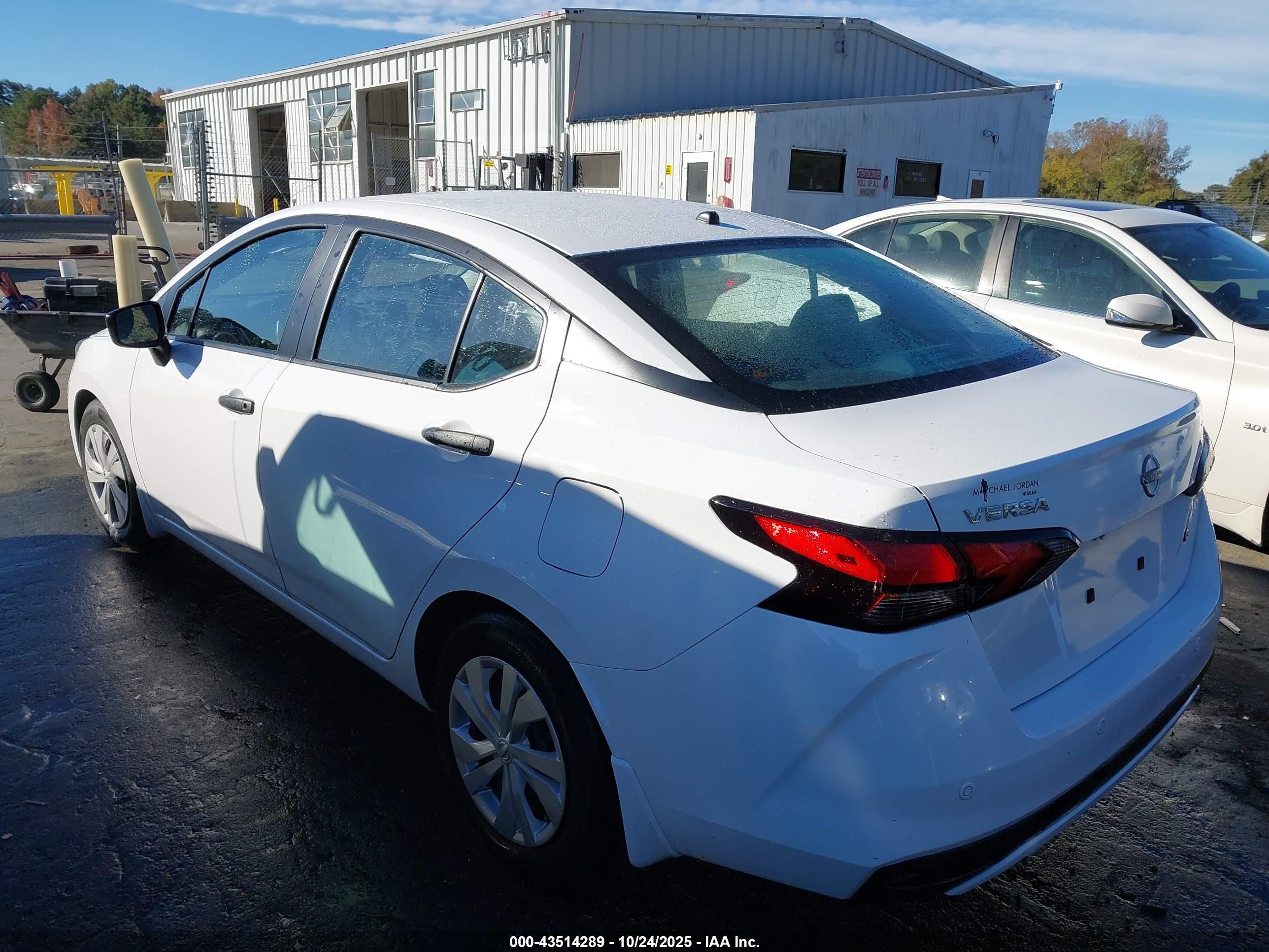 NISSAN VERSA image 3