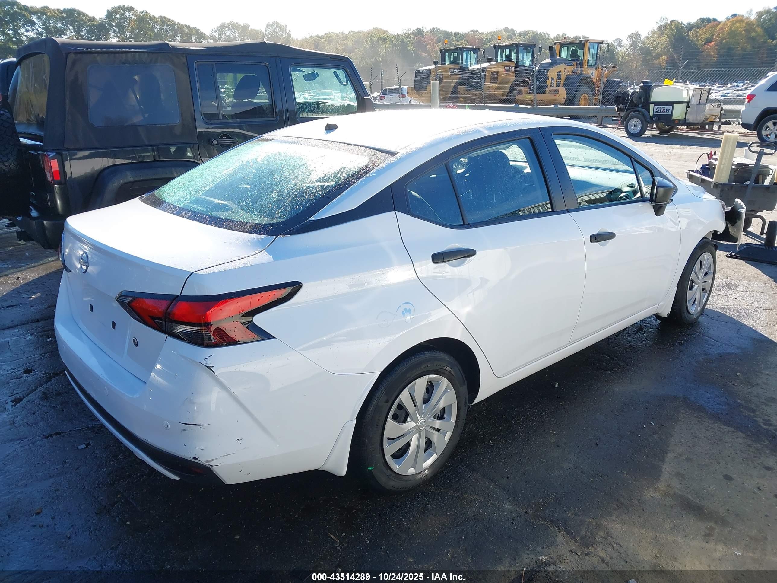 NISSAN VERSA image 4
