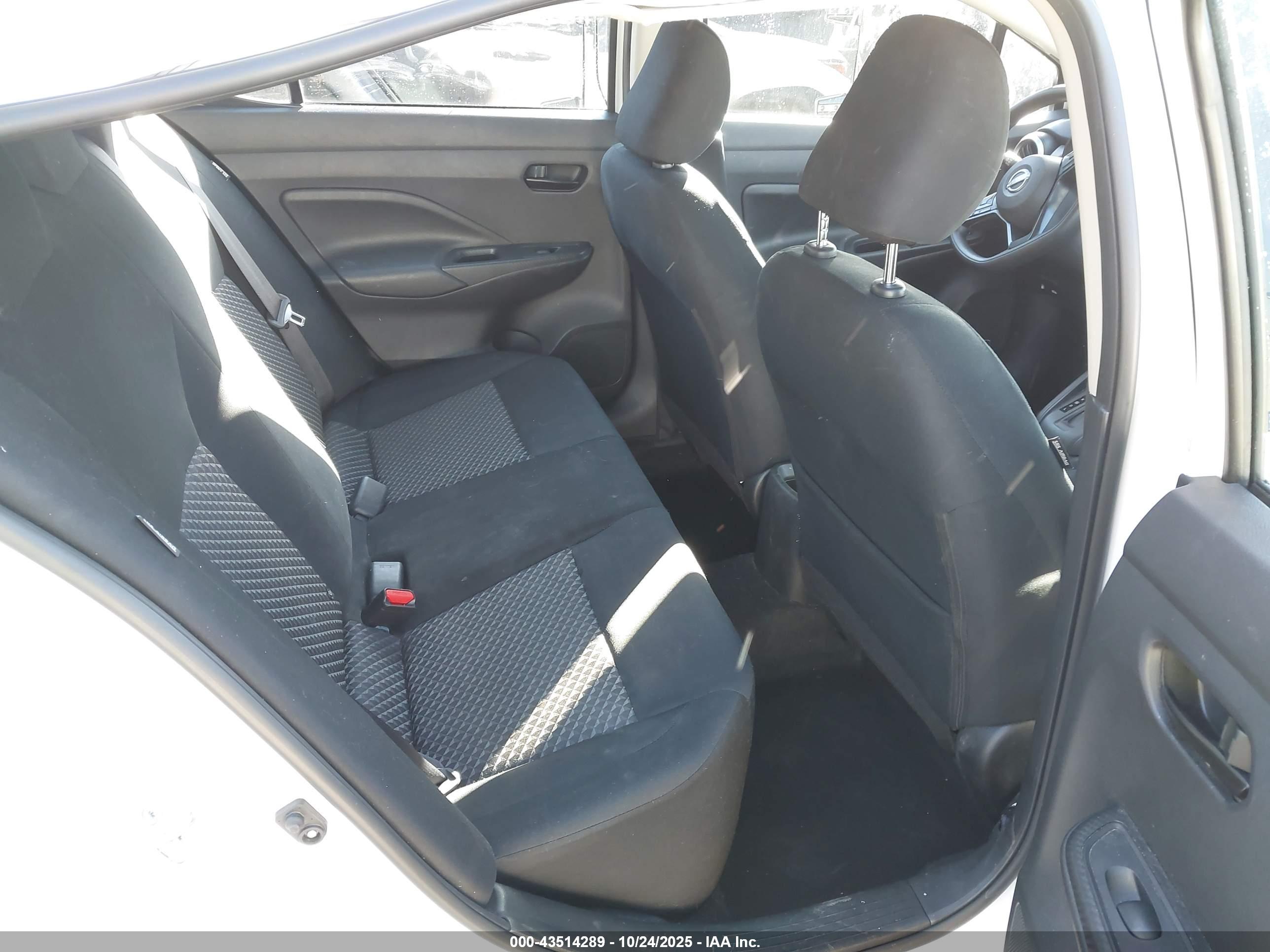 NISSAN VERSA image 8