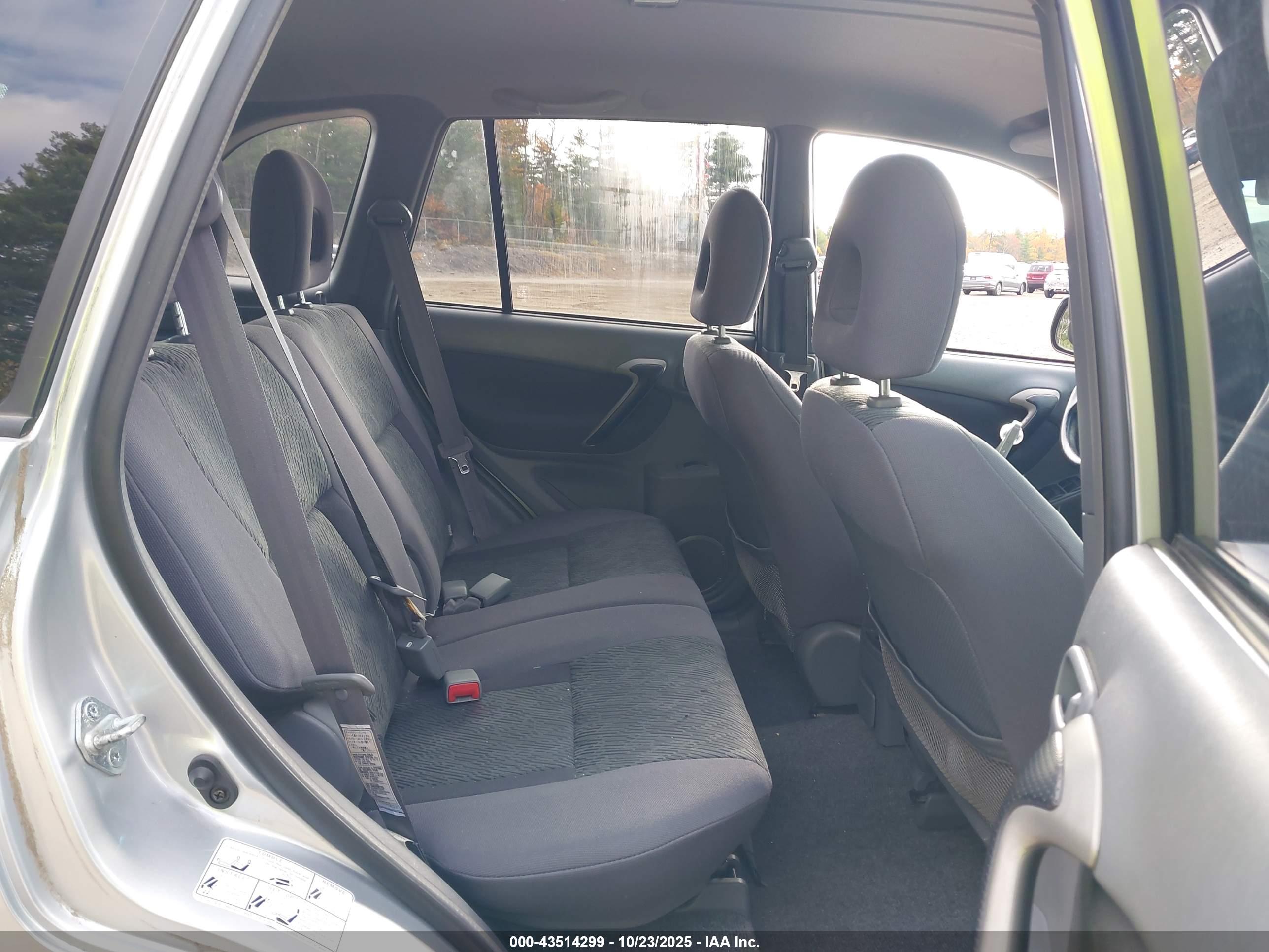 TOYOTA RAV4 image 8