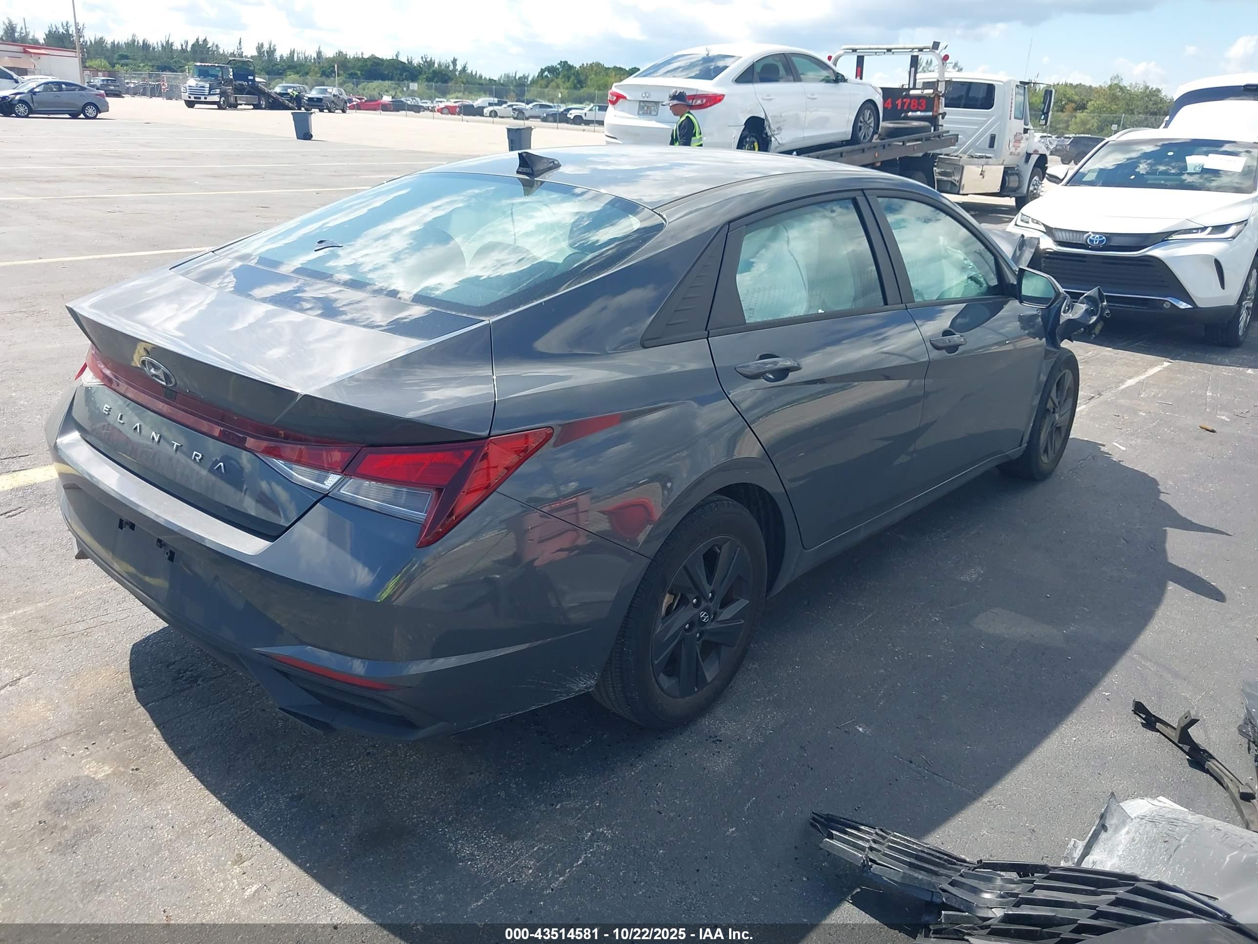 HYUNDAI ELANTRA image 4