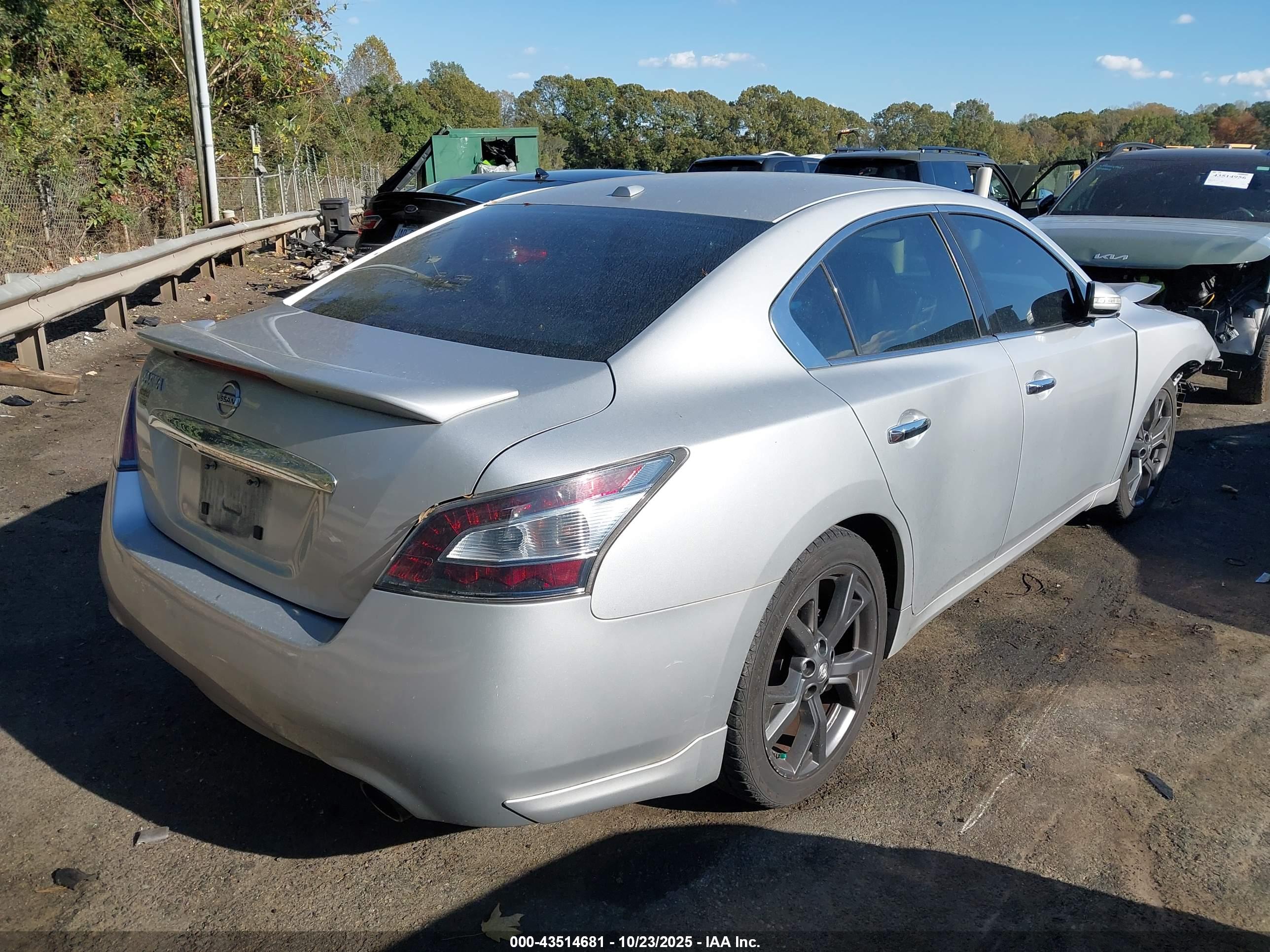 NISSAN MAXIMA image 4
