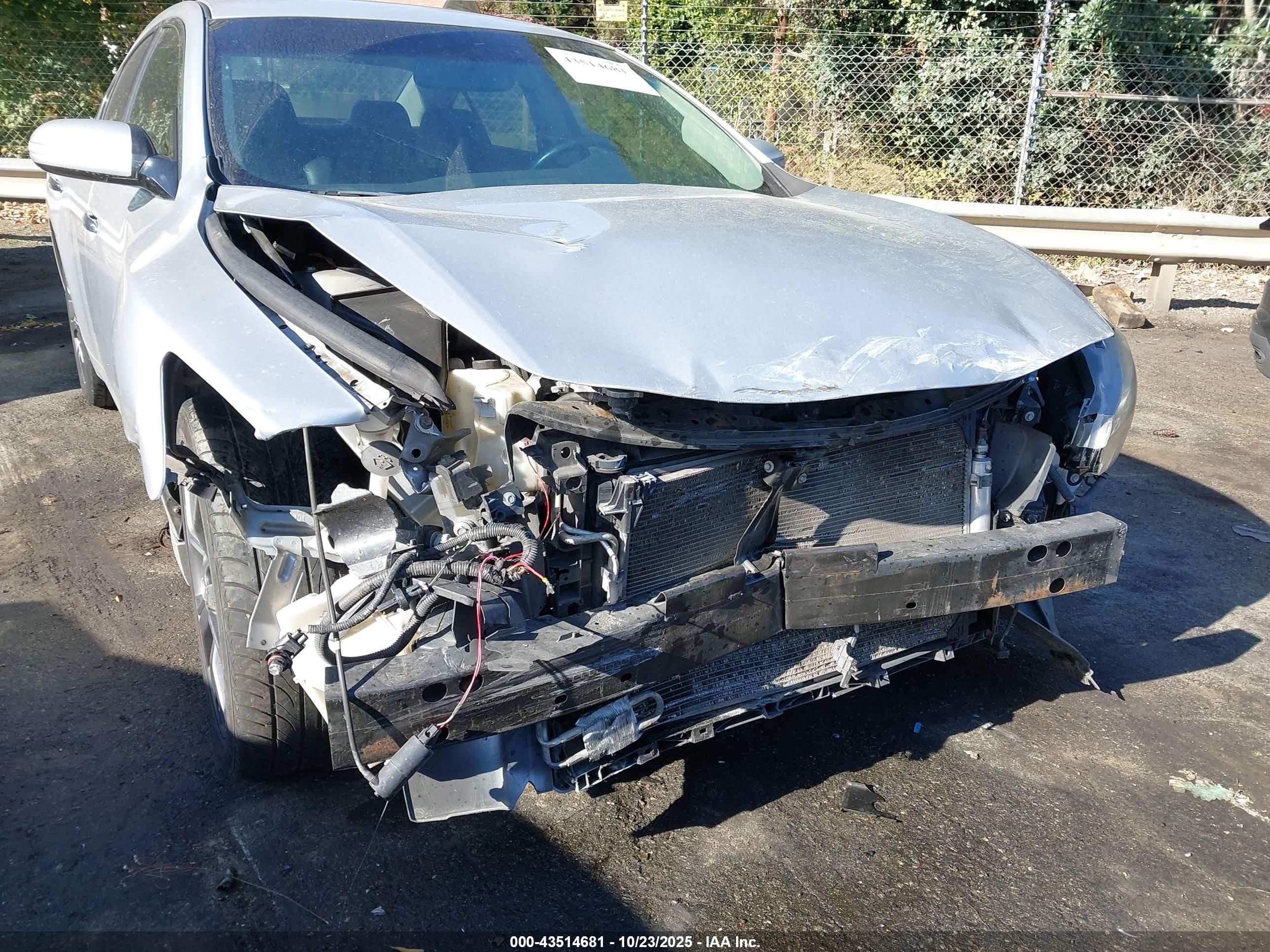 NISSAN MAXIMA image 6