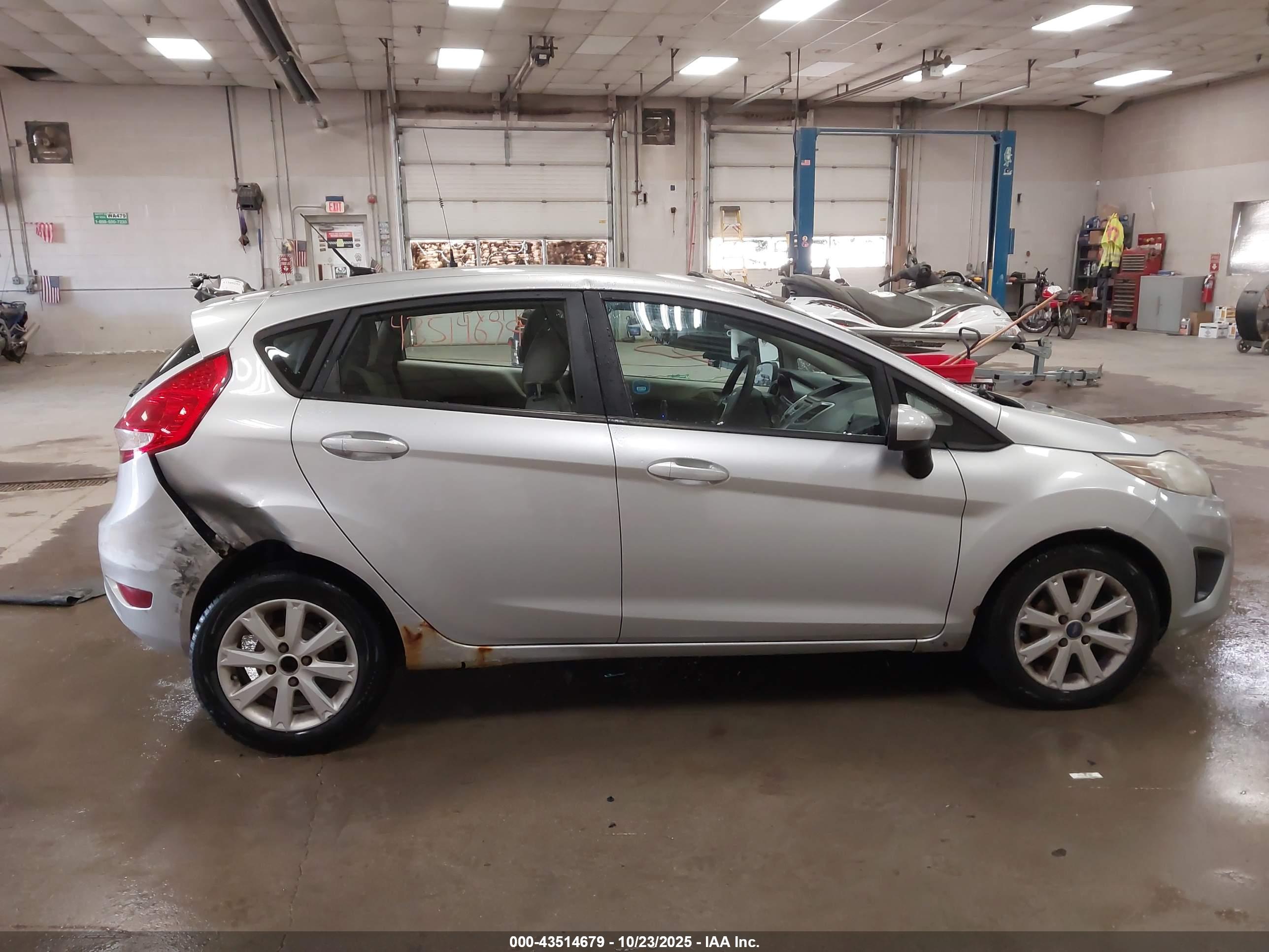 FORD FIESTA image 6