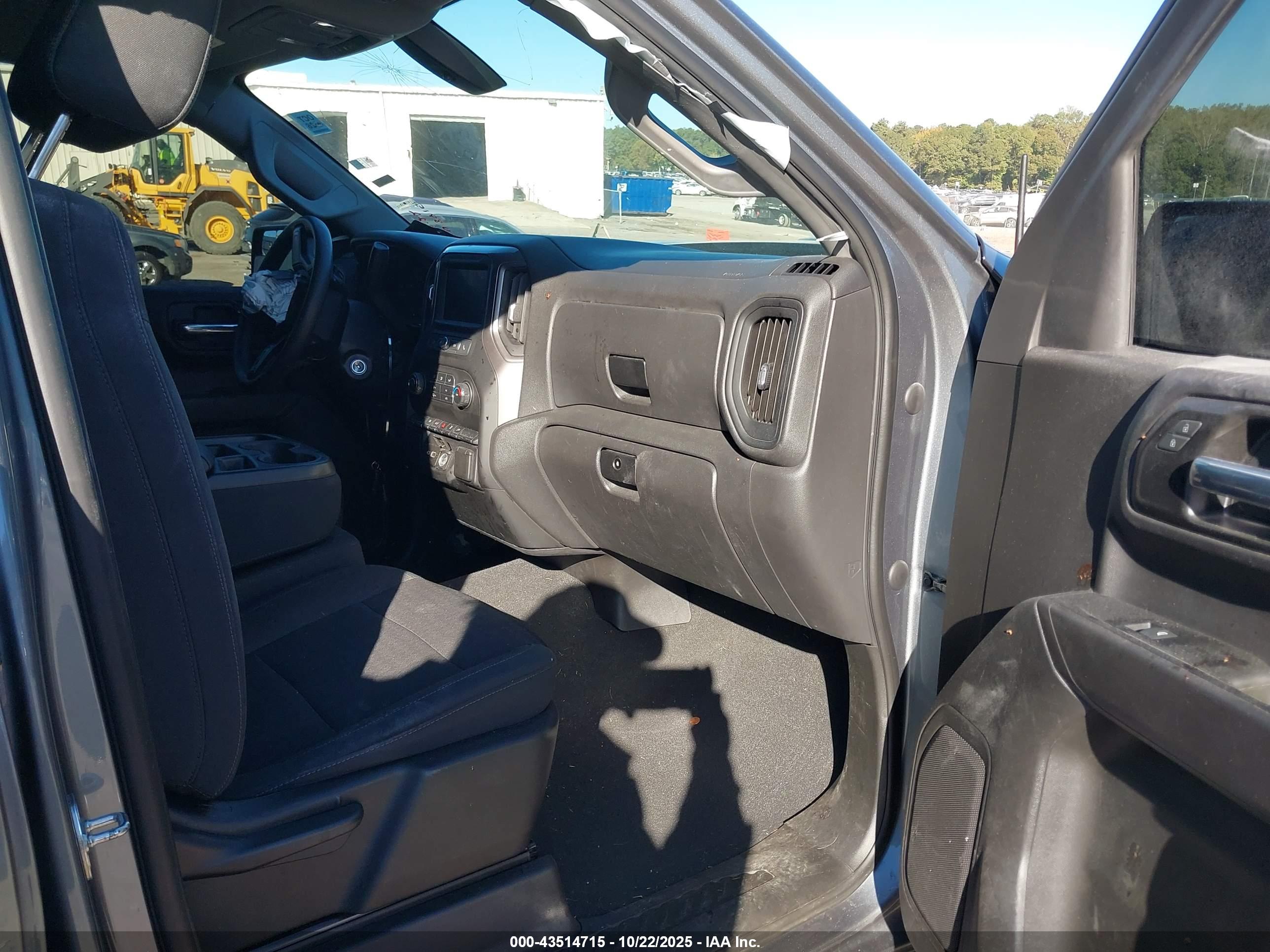 CHEVROLET SILVERADO image 5