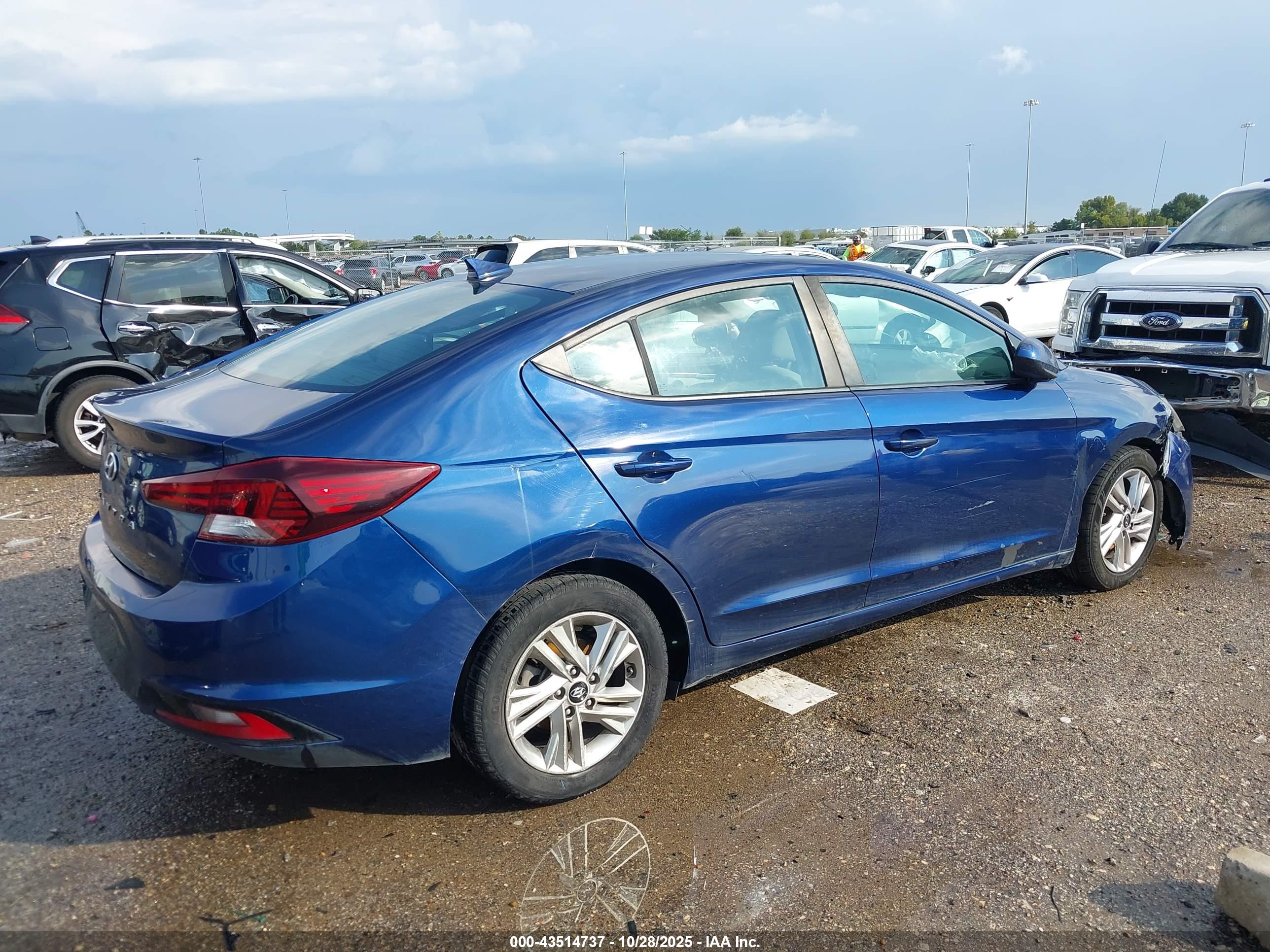 HYUNDAI ELANTRA image 4
