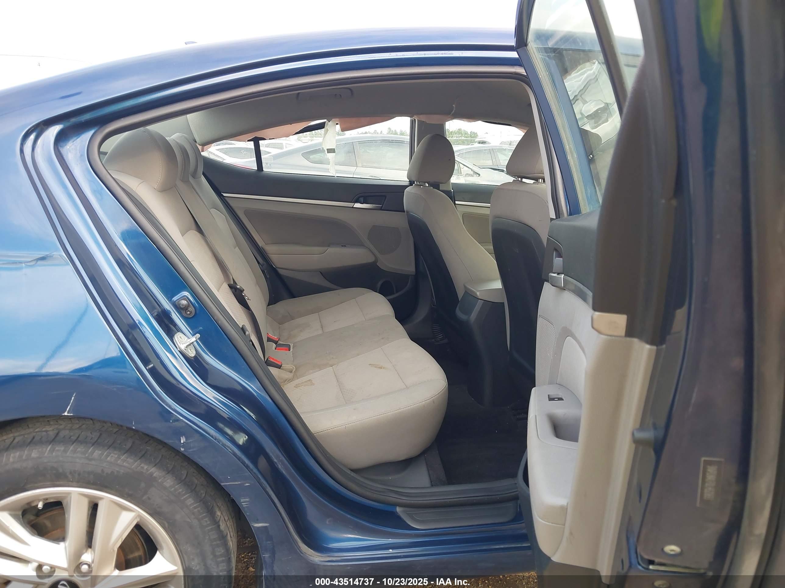 HYUNDAI ELANTRA image 8