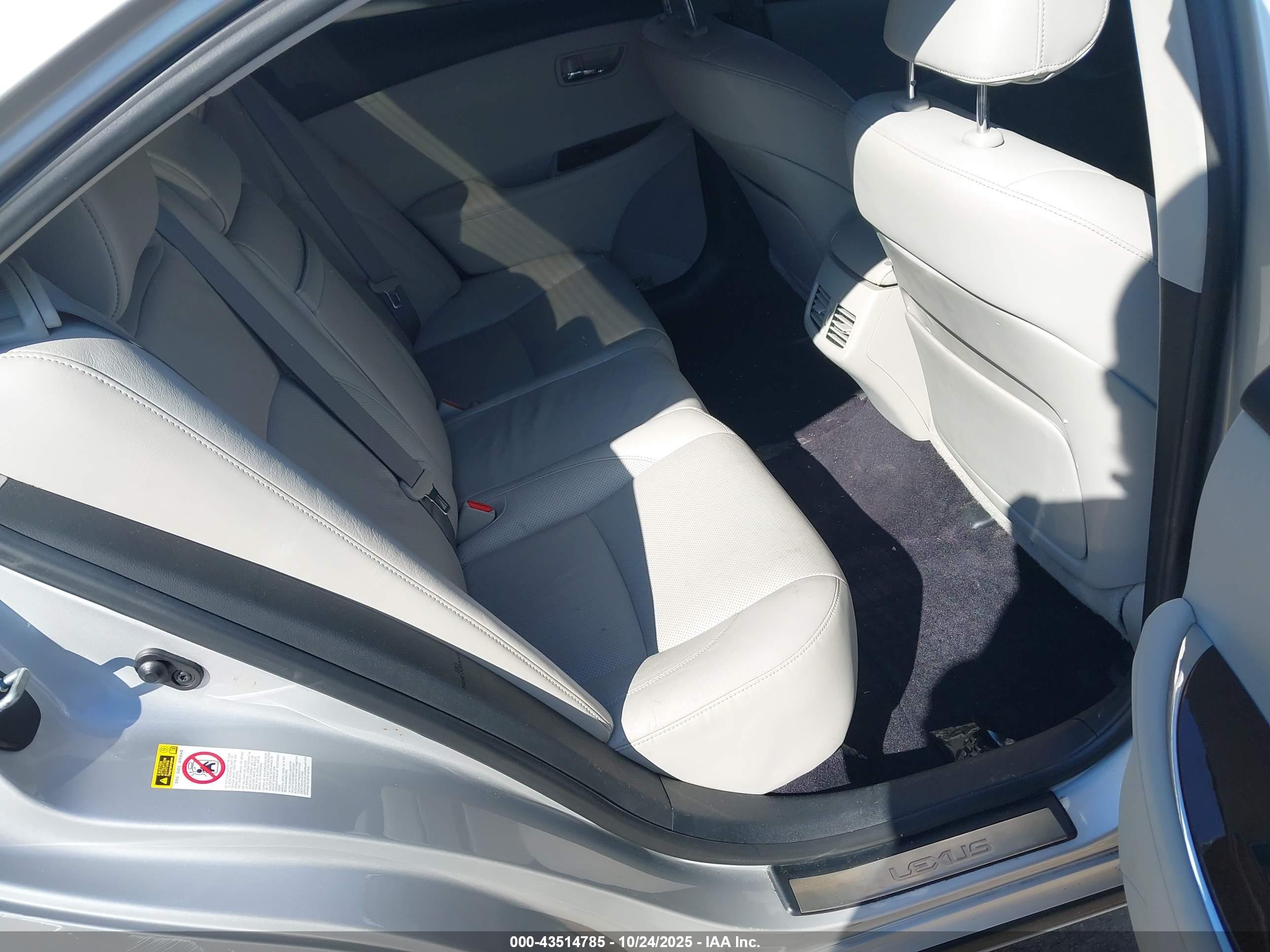 LEXUS ES image 8