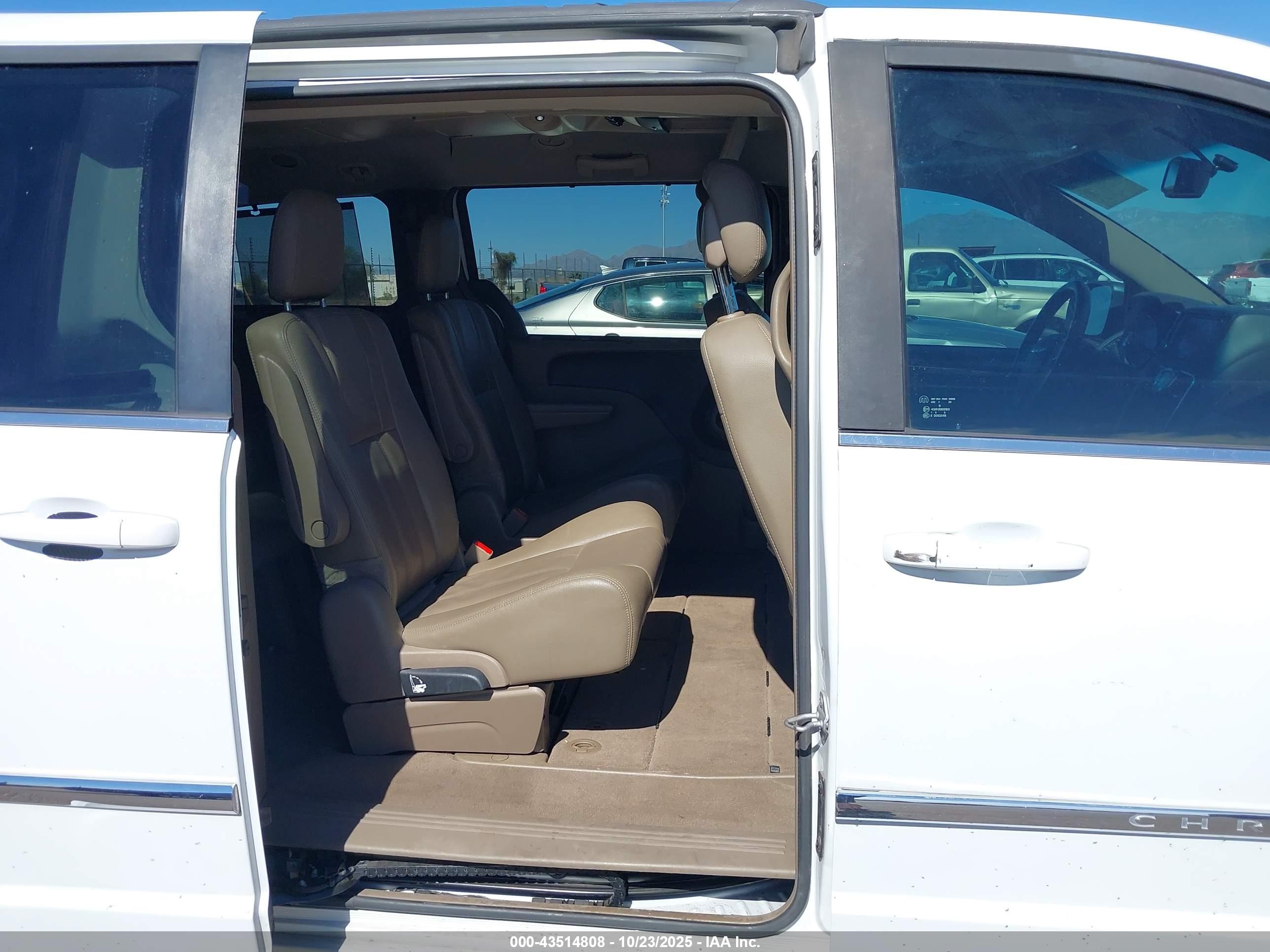 CHRYSLER TOWN image 8