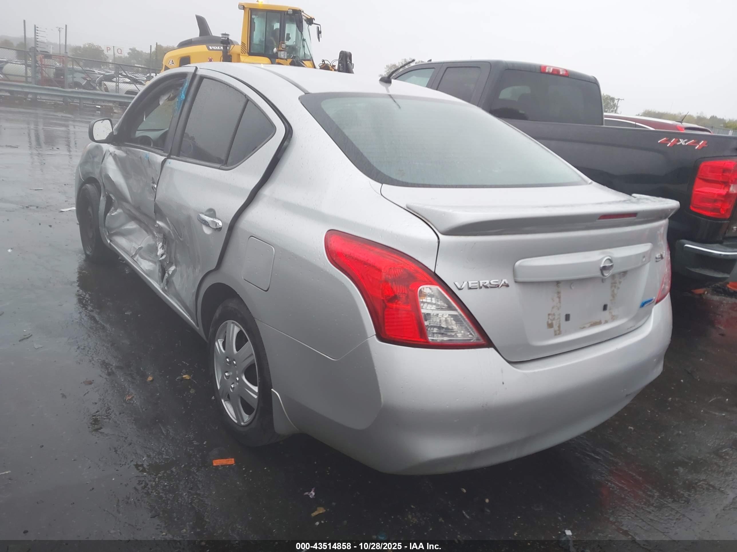 NISSAN VERSA image 3