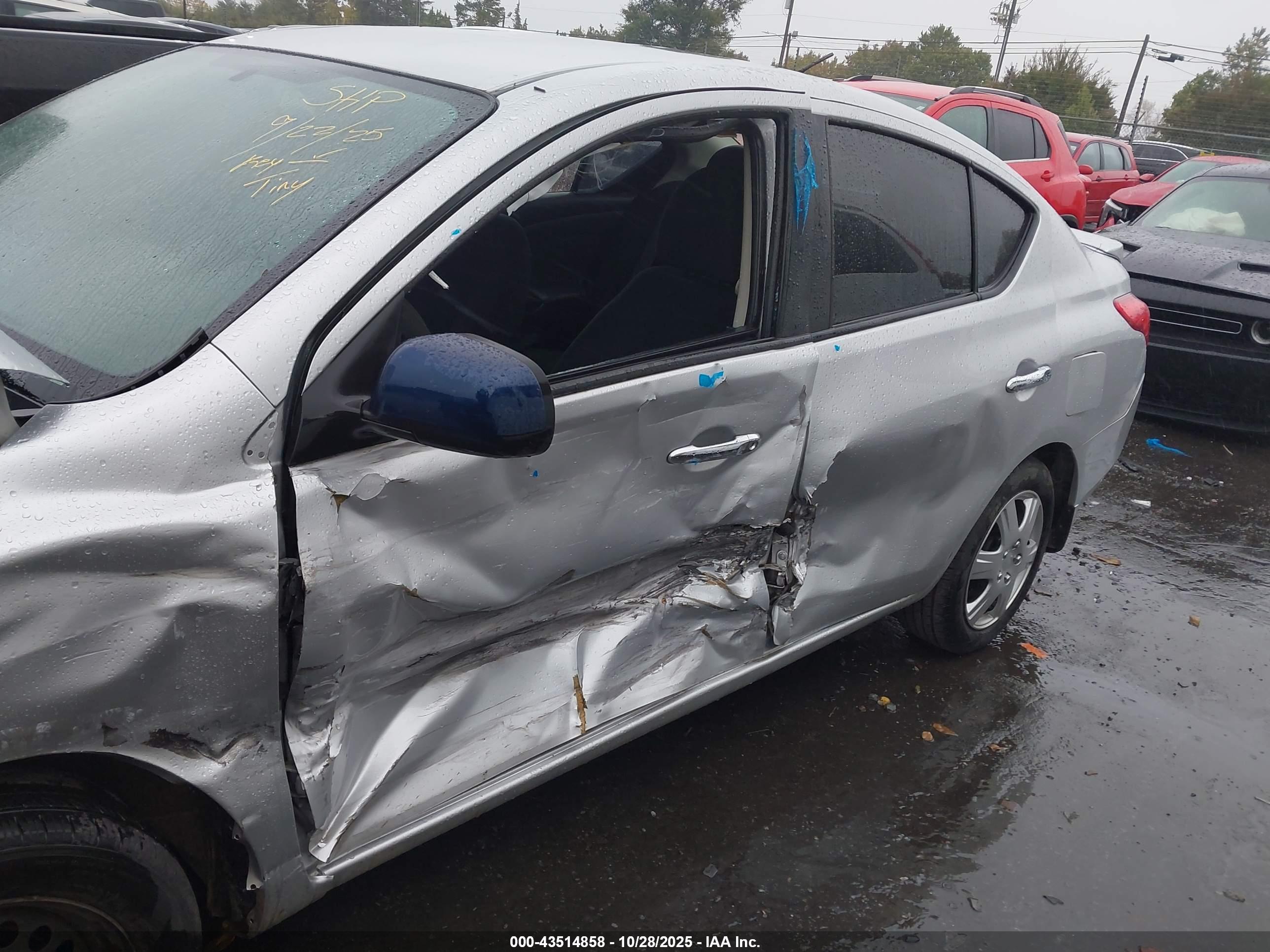 NISSAN VERSA image 6