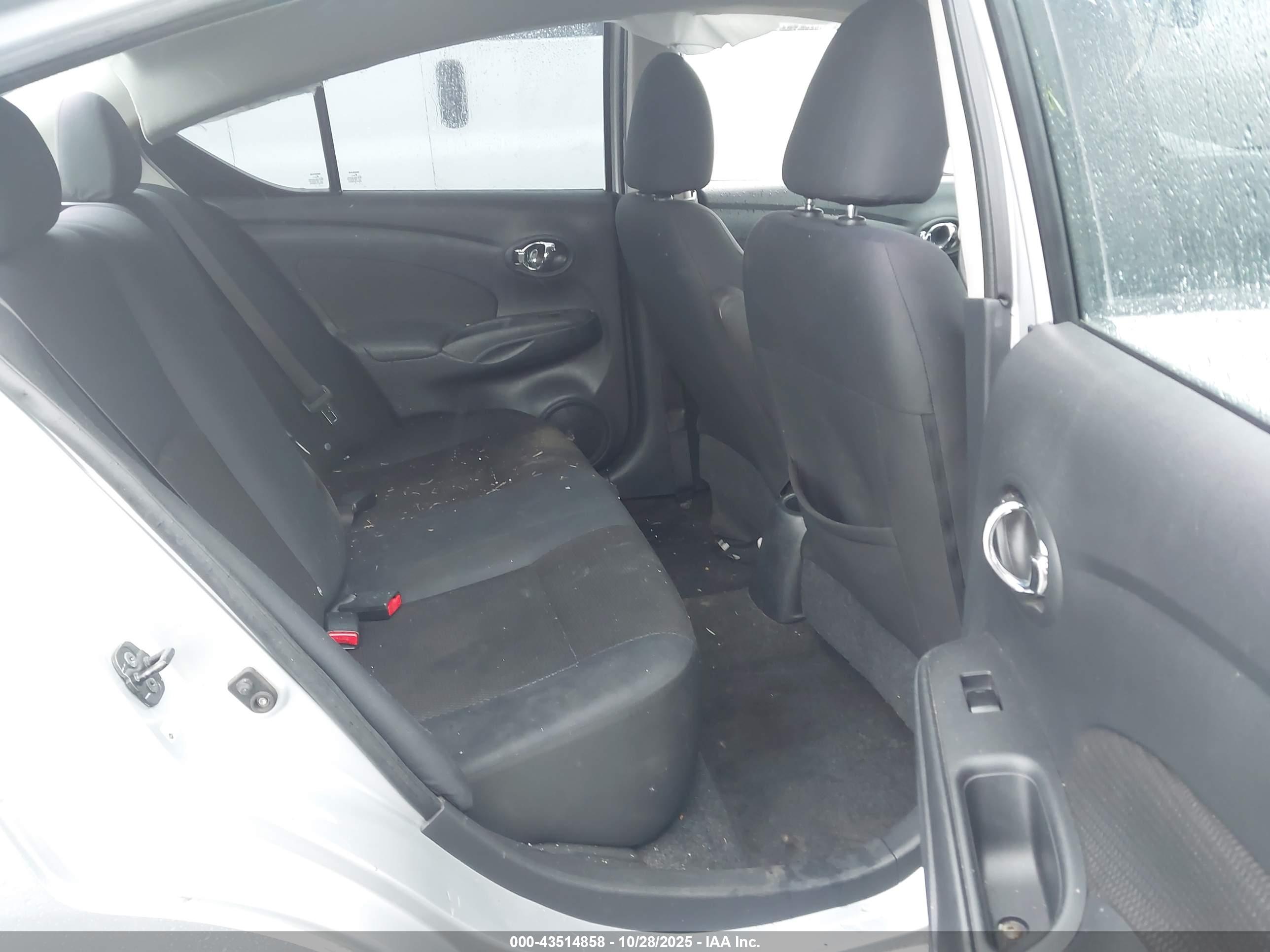 NISSAN VERSA image 8