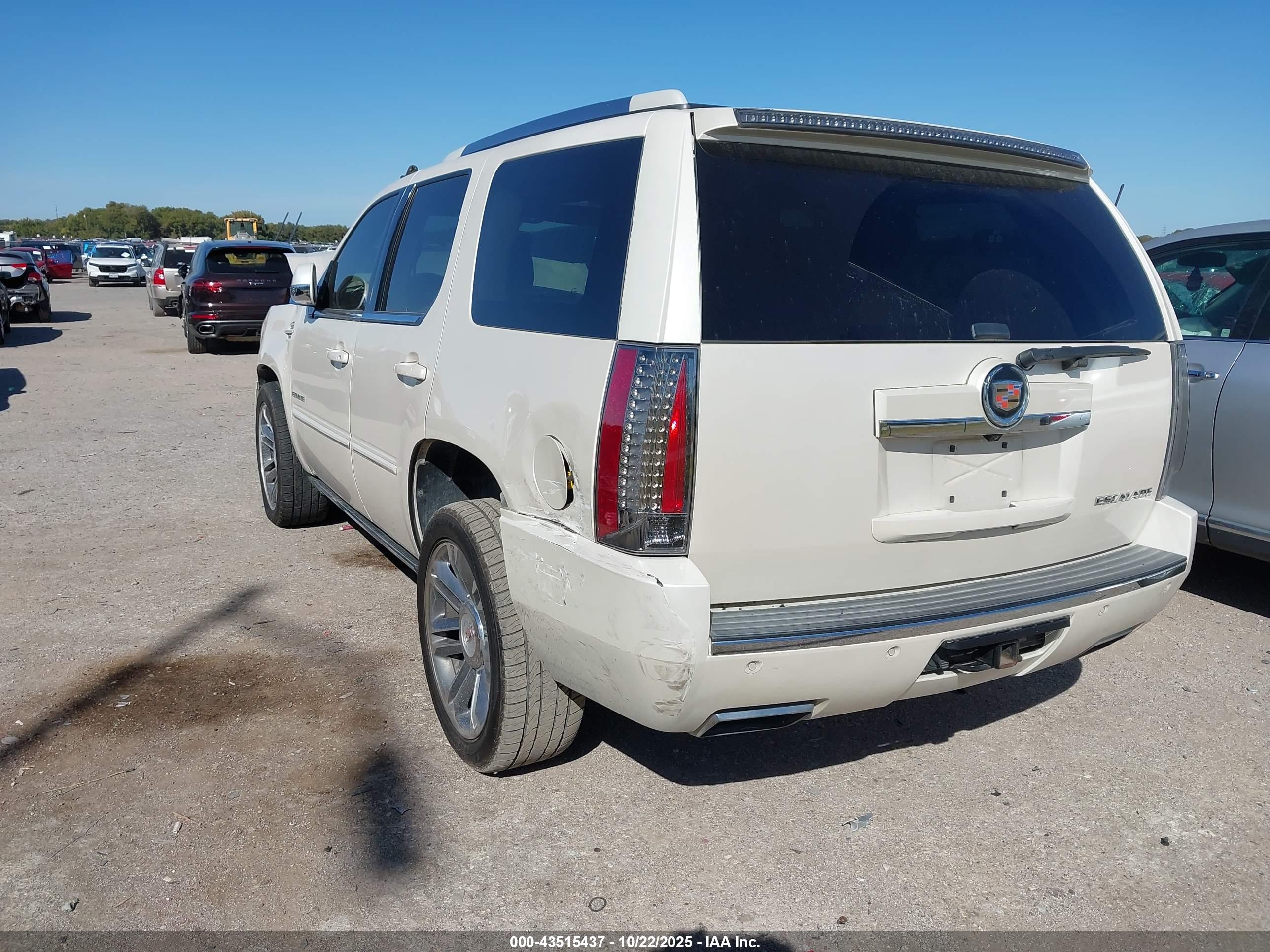 CADILLAC ESCALADE image 3