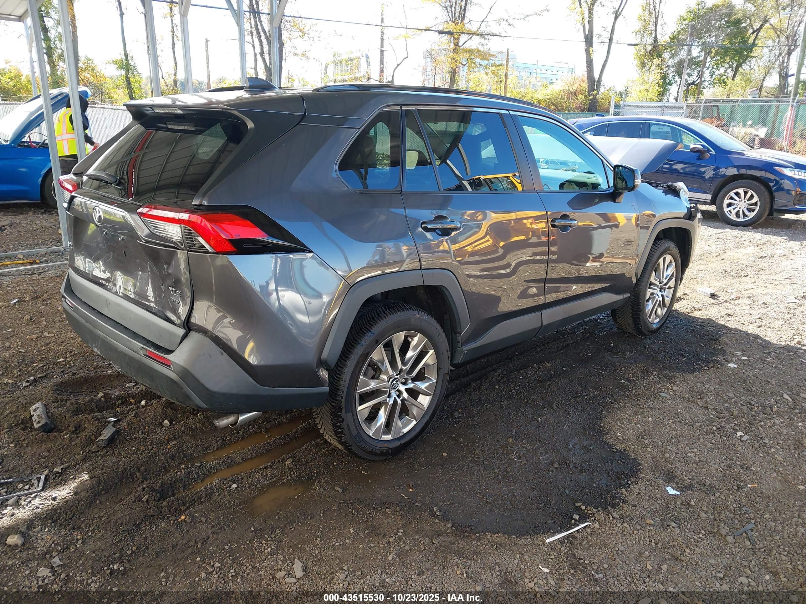 TOYOTA RAV4 image 4