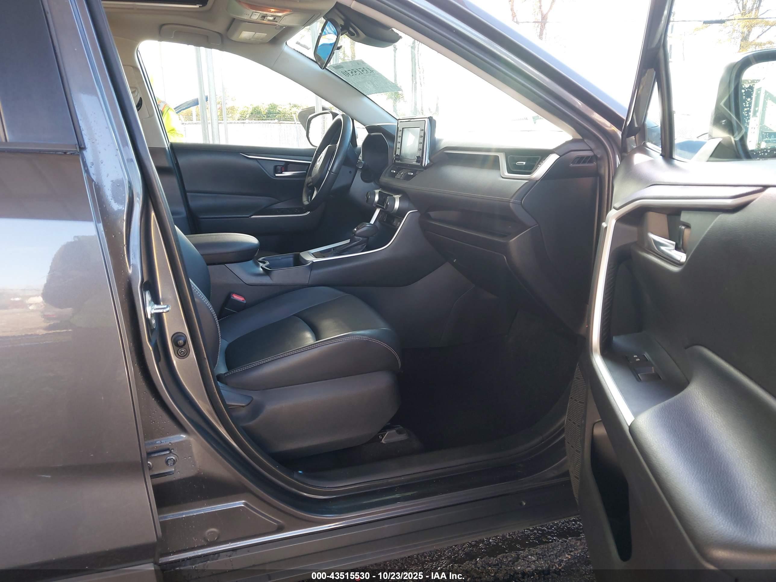 TOYOTA RAV4 image 5