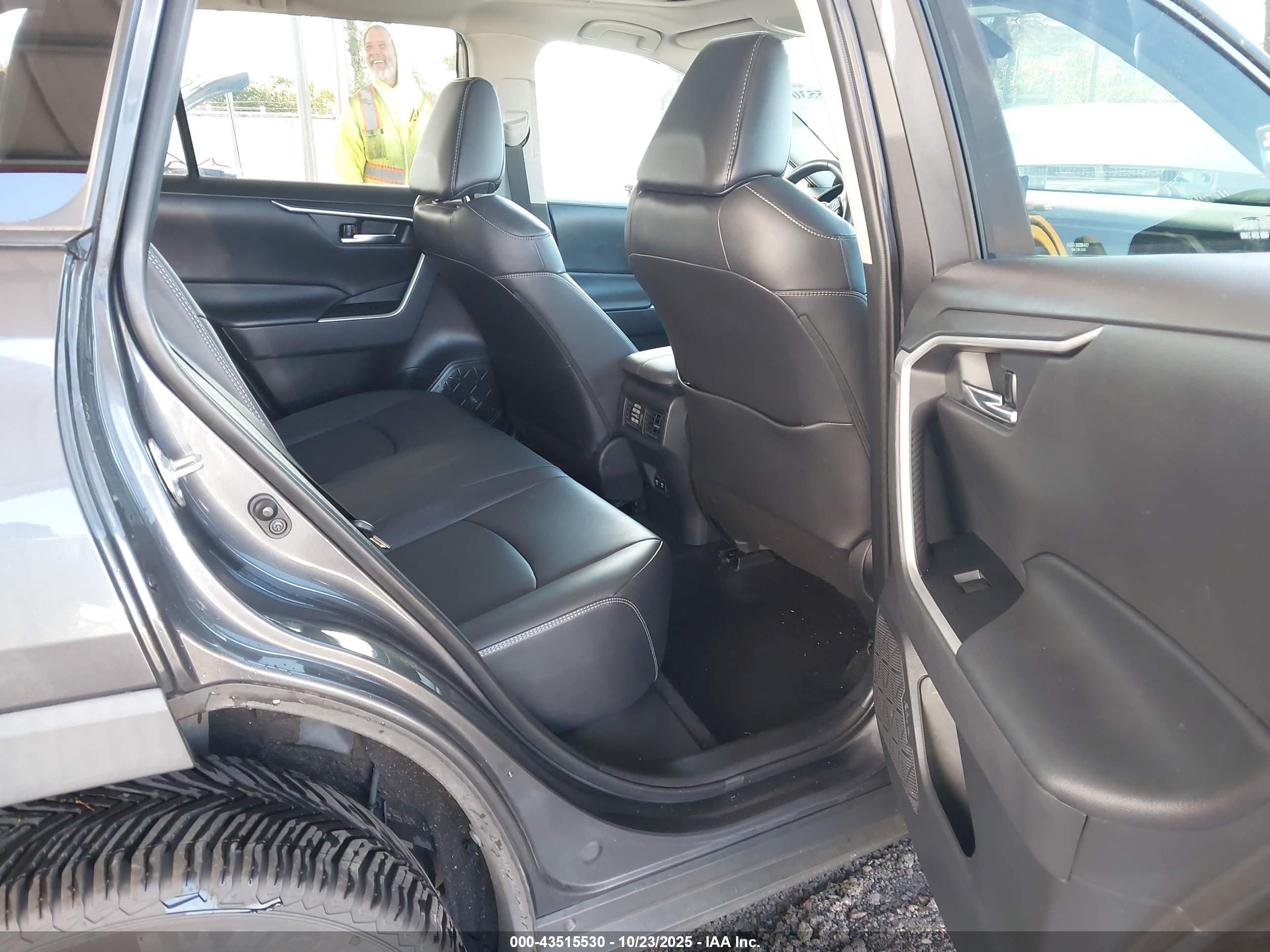 TOYOTA RAV4 image 8