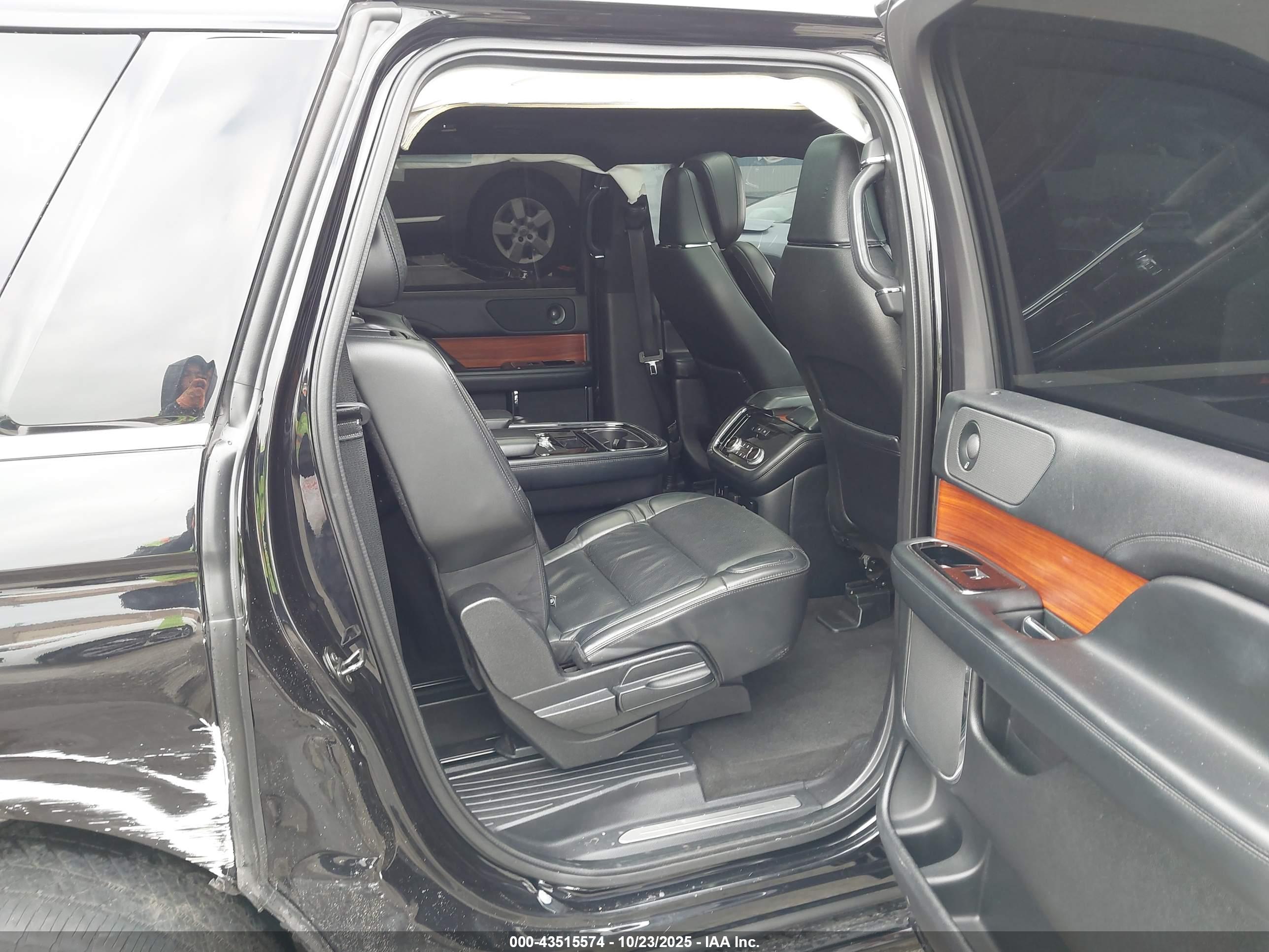 LINCOLN NAVIGATOR image 8