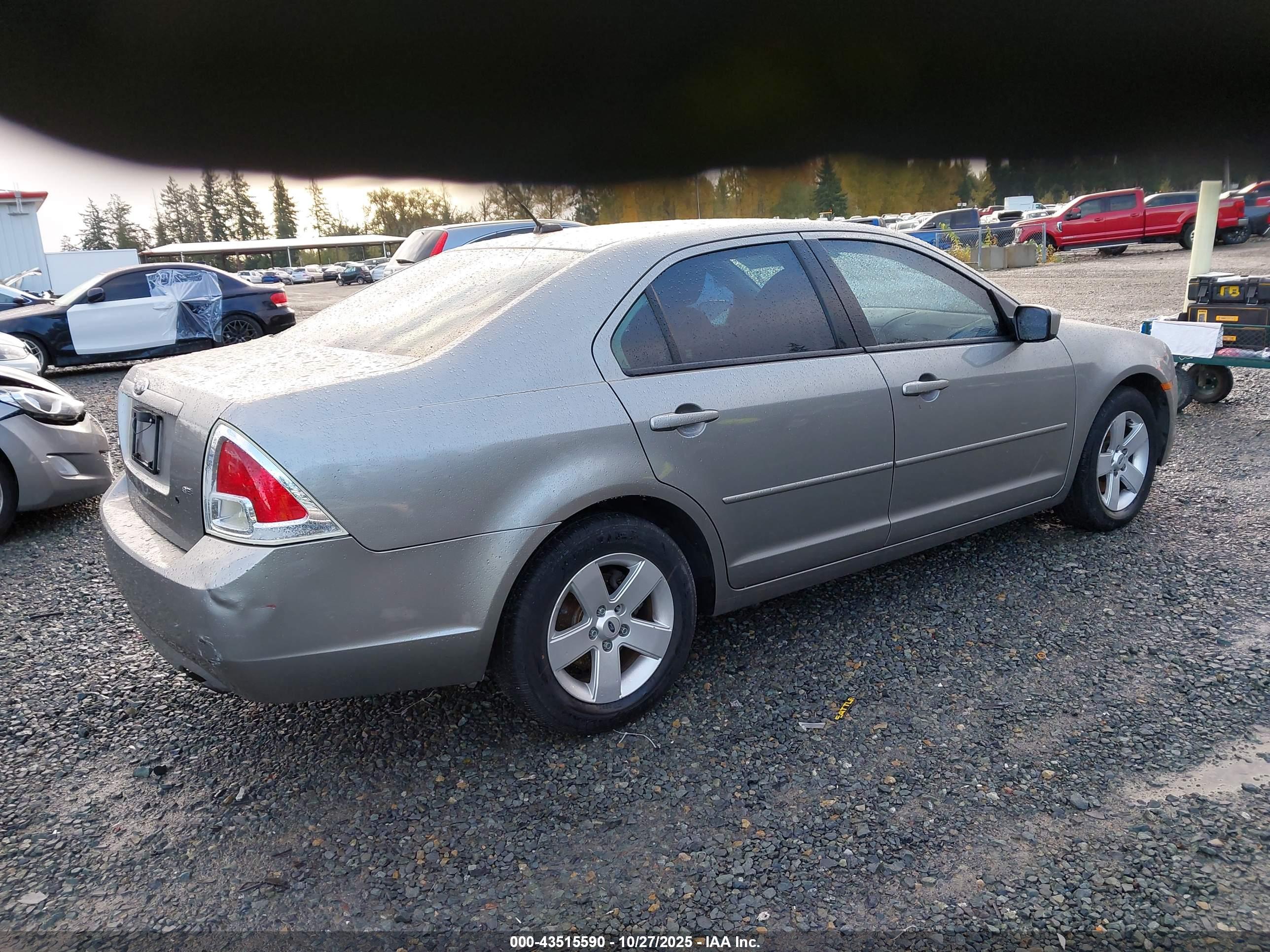 FORD FUSION image 4