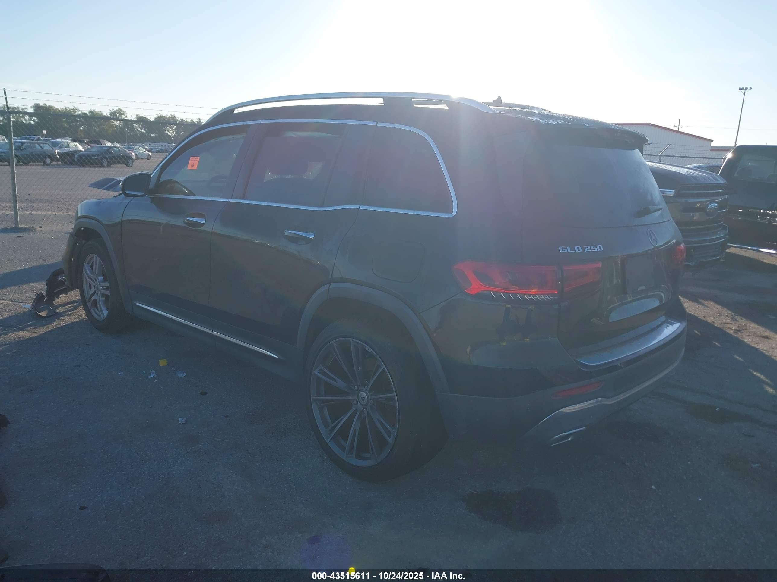 MERCEDES-BENZ GLB image 3