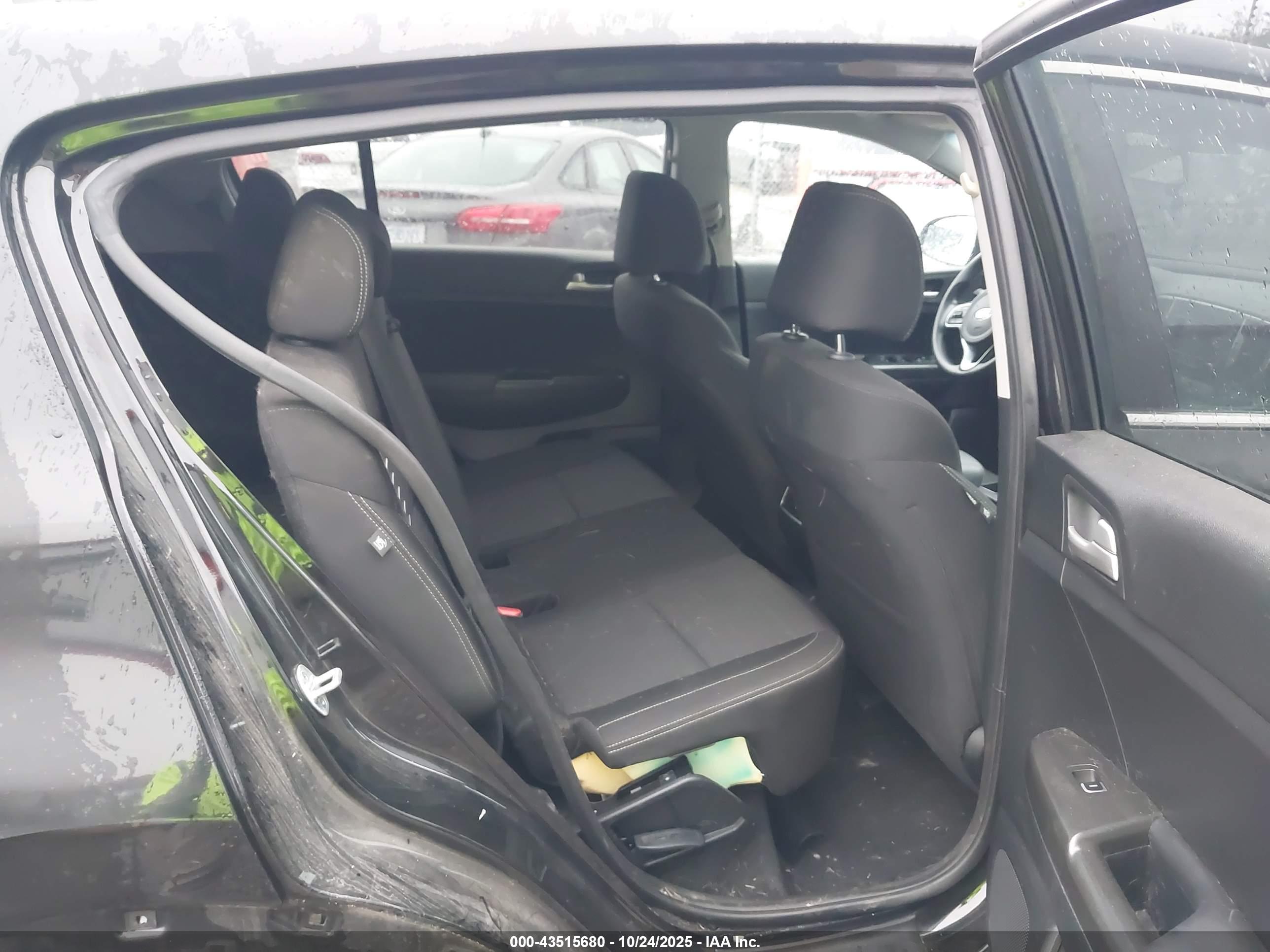 KIA SPORTAGE image 8