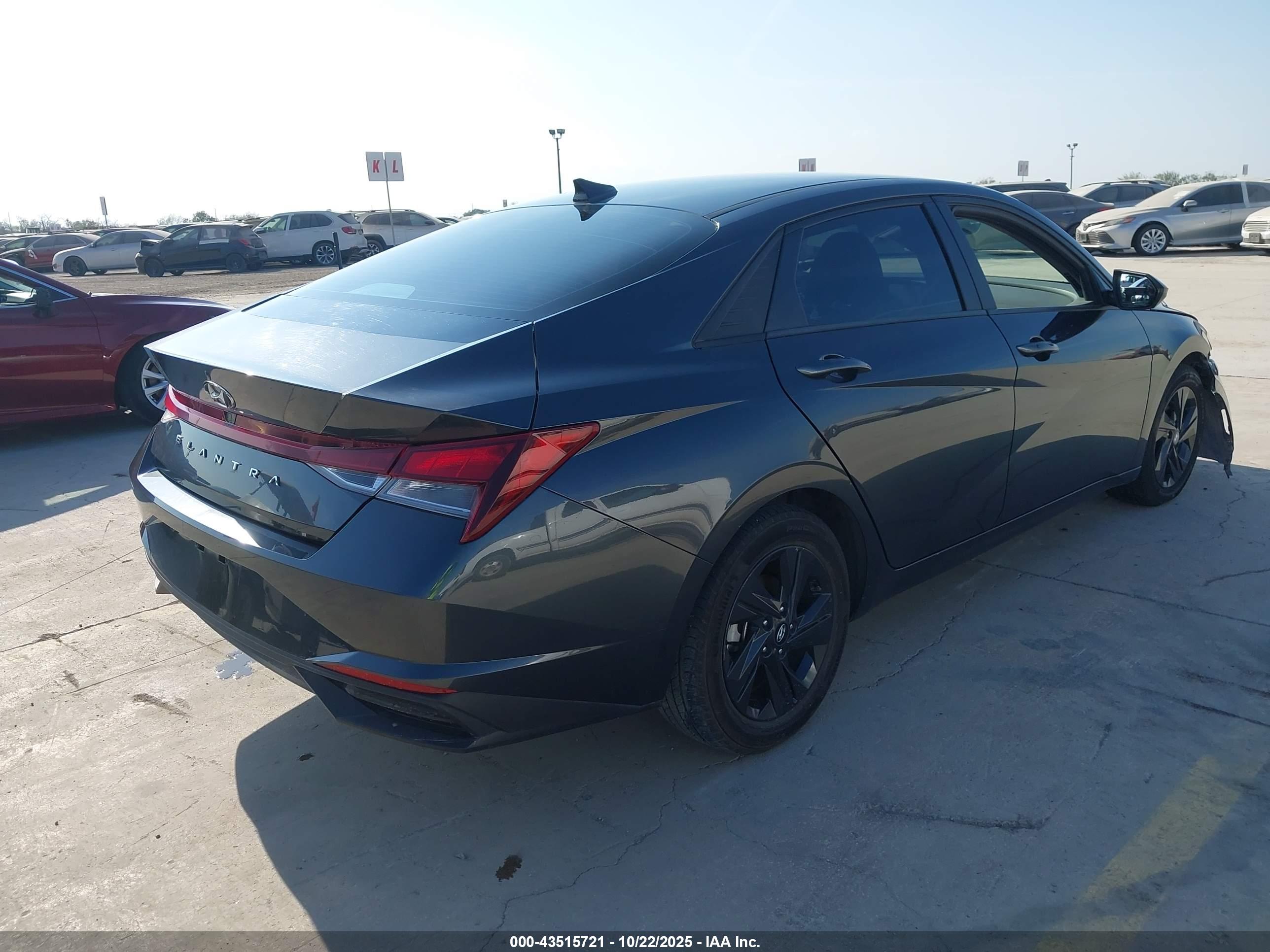 HYUNDAI ELANTRA image 4