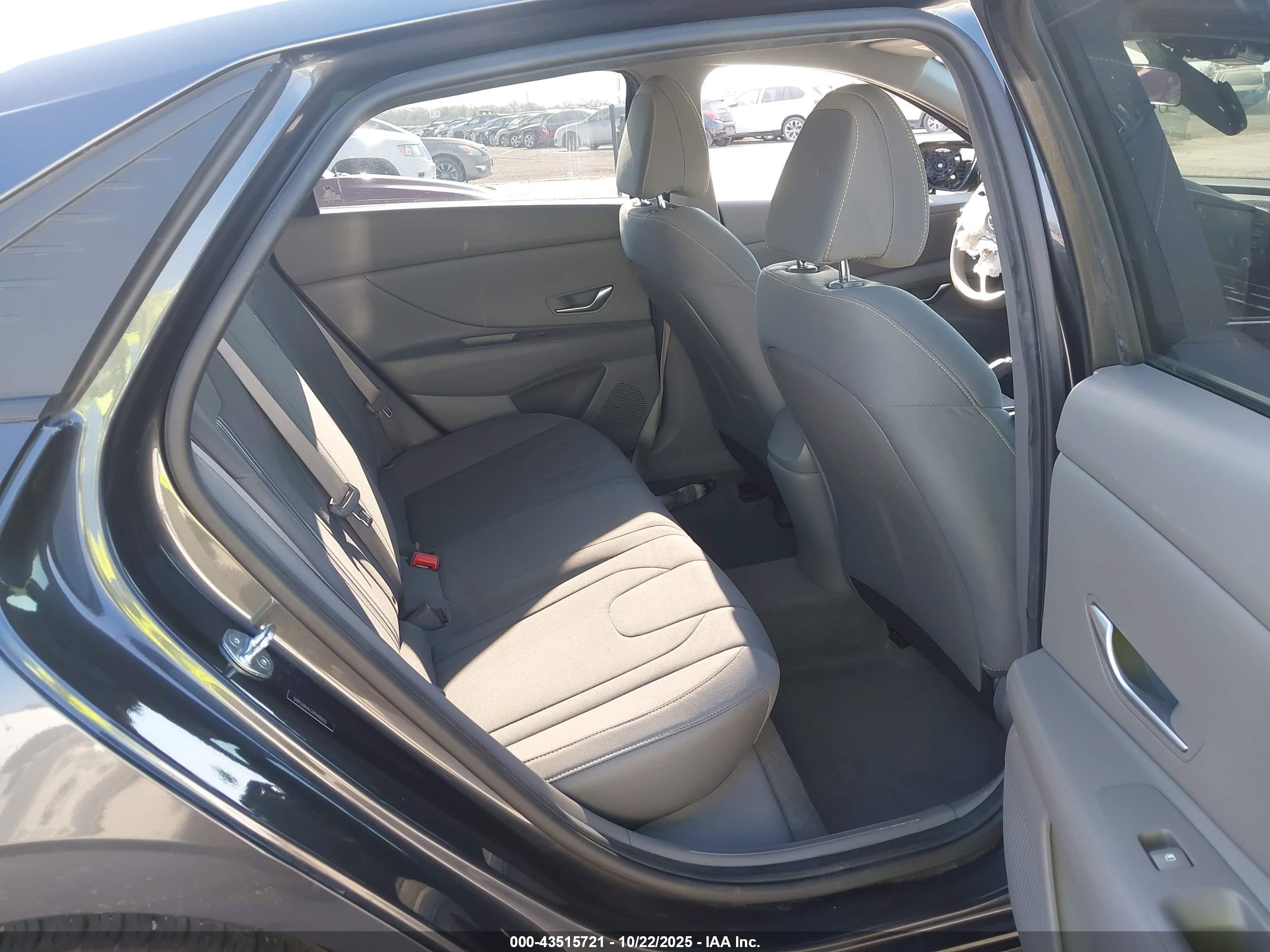 HYUNDAI ELANTRA image 8