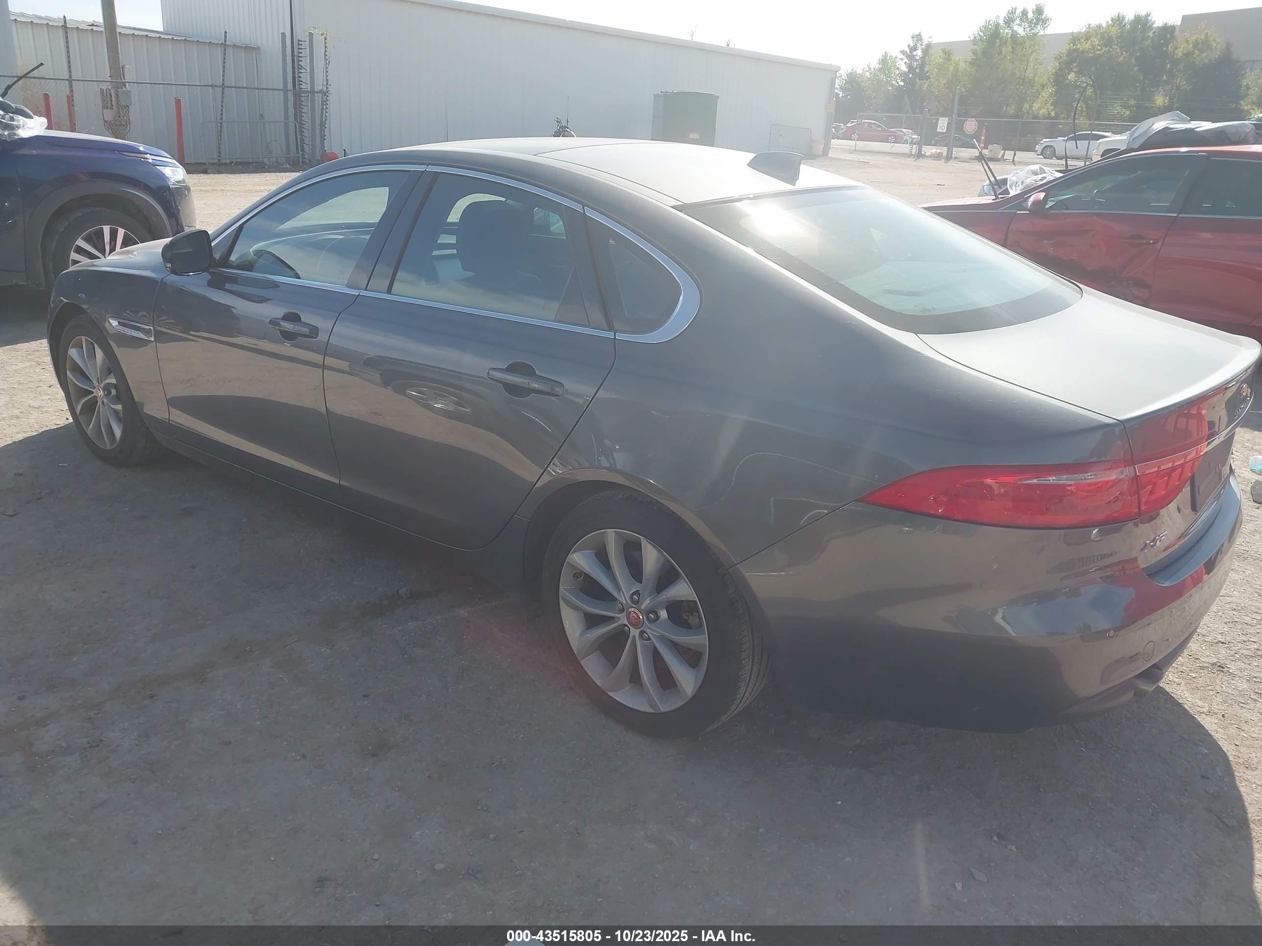 JAGUAR XF image 3