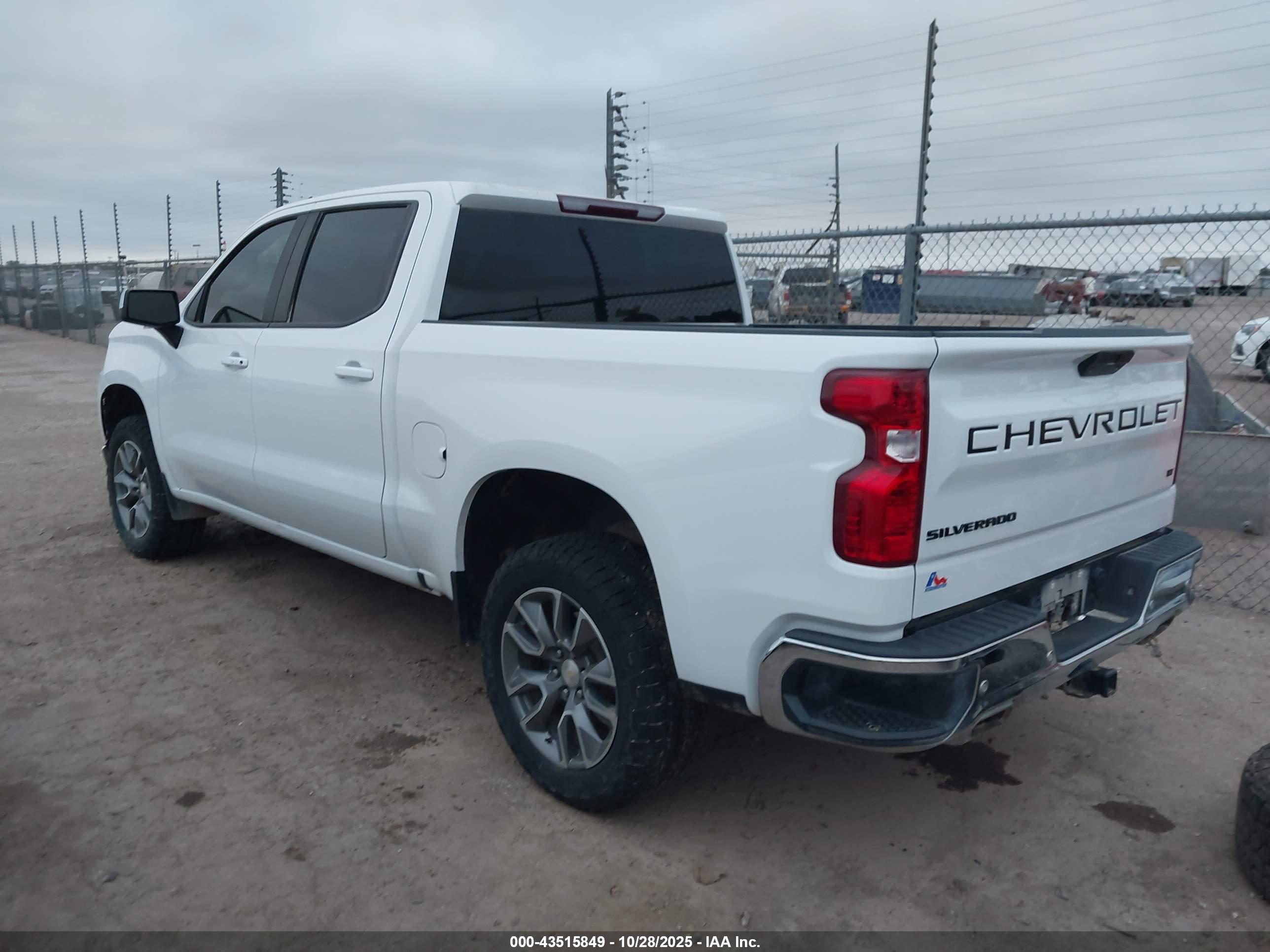 CHEVROLET SILVERADO image 3